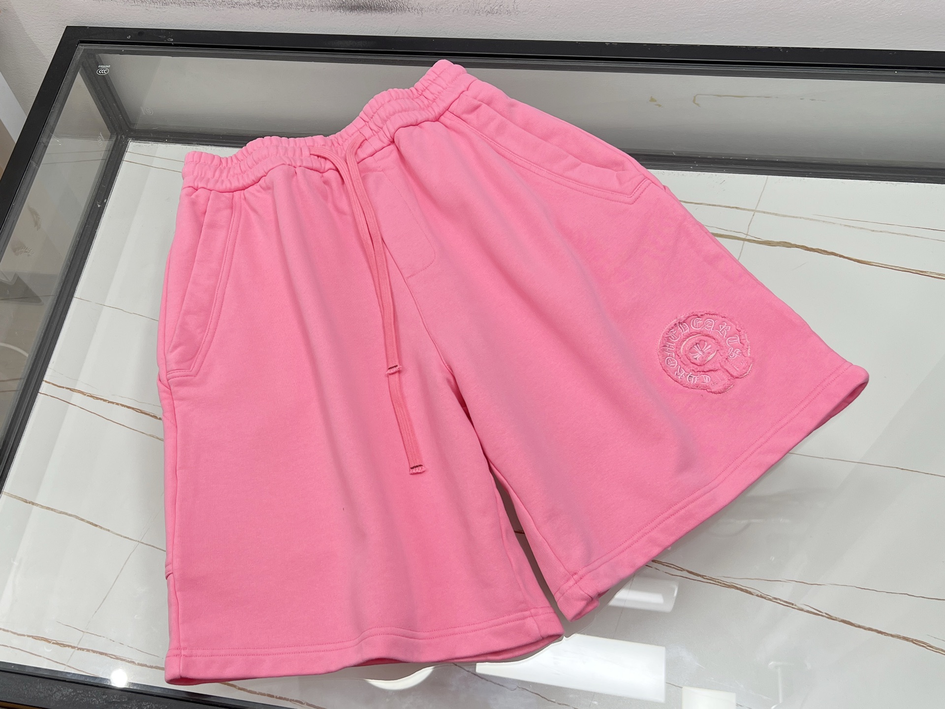 NO:830570,-26SS——CH heavyweight industrial washed fashionable fabric, unlocking a new paradigm of relaxed style!  The heavy-weight workwear fabric has been treated with heavy washing technology to present a unique retro texture and aged texture, as if the industrial aesthetics accumulated by time are worn on the body. The loose mid-pants version breaks the sense of restraint, with a widened crotch and elastic waist design. Whether you are sitting for a long time at work or riding outdoors, you can enjoy zero  A free experience of oppression. The multi-pocket matrix combines practicality and functionality, the dark night reflective webbing is embellished with future cyber elements, and the shield-shaped patch embroidery pays homage to the mechanical romance of the steam era. Paired with a simple white T and Martin boots, the hard-core attitude and free and easy temperament are natural, making every step step out of an uninhibited fashion rhythm.  Three colors S-XL, chrome hearts-clothing, chrome hearts, boots, available for sale now.19860909-26SS——CH克重重工水洗时尚面料,解锁松弛感穿搭新范式！ 克重扎实的工装面料经重磅水洗工艺处理,呈现独特的复古肌理与做旧质感,仿佛将时光沉淀的工业美学穿在身上.宽松中裤版型打破束缚感,加宽裆部与弹性腰头设计,无论是久坐办公还是户外骑行,都能享受零压迫的自由体验.多口袋矩阵兼顾实用与机能感,暗夜反光织带点缀未来赛博元素,盾形贴布绣花致敬蒸汽时代的机械浪漫.搭配简约白T与马丁靴,硬核态度与洒脱气质浑然天成,让每一步都走出不羁的时尚节奏. 现货发售三色S-XL,克罗心-服装,chrome hearts,boots,,Women's clothing