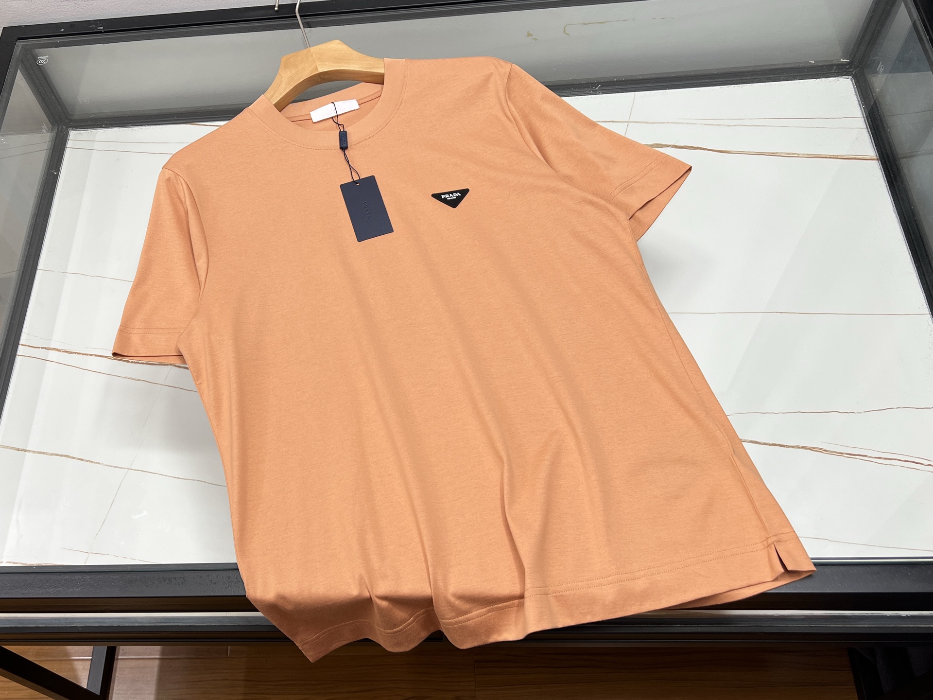 NO:830518,-26SS——Fashionable and casual triangle fabric label short-sleeves, a must-have trendy item in summer. This fashionable and casual triangle fabric label short-sleeve is definitely an eye-catching tool in the summer wardrobe. The unique triangle fabric label design breaks the rules, adds a sense of uninhibitedness and individuality to the overall look, and instantly enhances the sense of fashion.  The fabric is made of high-quality pure cotton, which is soft and skin-friendly and has excellent breathability. Even in the hot summer, it allows the skin to breathe freely and keeps you dry and comfortable at all times. The loose fit does not matter your body shape, whether you are tall and slim or fat and cute, you can easily control it and show your freedom. The simple solid color background is versatile and attractive. Whether you wear it with jeans for a casual style or shorts for a refreshing summer feeling, you can easily create your own fashion style and make you stand out from the crowd.  Ready for sale in five colors M-XXXL, Prada-clothing, prada, shorts, jeans, T-shirt,19860909-26SS——时尚休闲三角布标短袖,夏日必备潮流单品 这款时尚休闲三角布标短袖,绝对是夏日衣橱里的吸睛利器.独特的三角布标设计,打破常规,为整体造型增添一份不羁与个性,瞬间提升时尚感. 面料选用优质纯棉,柔软亲肤,透气性绝佳,即便在炎炎夏日,也能让肌肤自由呼吸,时刻保持干爽舒适.宽松的版型不挑身材,无论你是高挑苗条还是微胖可爱,都能轻松驾驭,尽显随性自在. 简约的纯色底色,百搭又耐看,无论是搭配牛仔裤展现休闲风,还是配短裤营造夏日清爽感,都能轻松打造出属于自己的时尚风格,让你在人群中脱颖而出. 现货发售五色M-XXXL,普拉达-服装,prada,shorts,jeans,T-shirt,,Women's clothing