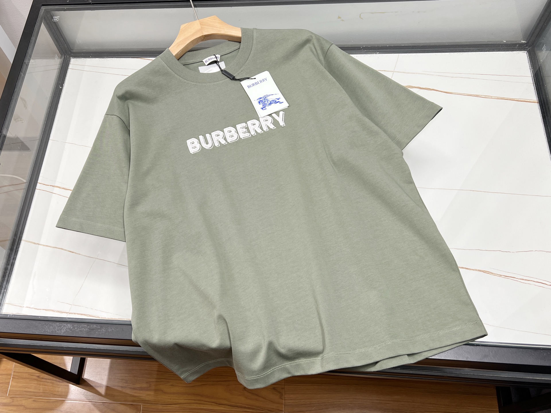 NO:830536,-26SS————Fashionable and casual letter-printed short-sleeves are a must-have summer item. This fashionable and casual letter-printed short-sleeves is an excellent choice for the summer wardrobe. It is made of high-quality fabrics, soft to the touch and skin-friendly, and has excellent breathability, which can keep you dry and comfortable even under the scorching sun. The unique letter-printed design is simple yet individual, adding a sense of fashion and trend to the overall look. Whether it is a classic black and white color scheme or a lively bright color combination, it can easily adapt to different styles.  The loose fit is not flattering on your body shape and is comfortable and casual. Whether you wear it with casual shorts for a stroll on the street or with jeans for a gathering with friends, it can easily make you the center of attention and show your unique charm. It is the best choice for those who pursue fashion and comfort. Three colors XS-S-M-L, Burberry-clothing, shorts, jeans, T-shirts, available now.19860909-26SS———时尚休闲字母印花短袖夏日必备潮搭单品 这款时尚休闲字母印花短袖,是夏日衣橱的绝佳选择.精选优质面料,触感柔软亲肤,透气性极佳,即便在炎炎烈日下,也能让你时刻保持干爽舒适. 独特的字母印花设计,简约而不失个性,为整体造型增添了时尚感与潮流气息.无论是经典的黑白配色,还是活泼的亮色组合,都能轻松适配不同风格. 宽松的版型,不挑身材,自在随性.无论是搭配休闲短裤漫步街头,还是配上牛仔裤参加朋友聚会,它都能让你轻松成为焦点,展现独特魅力,是追求时尚与舒适人士的不二之选. 现货发售三色XS-S-M-L,博柏利-服装,shorts,jeans,T-shirt,,Women's clothing