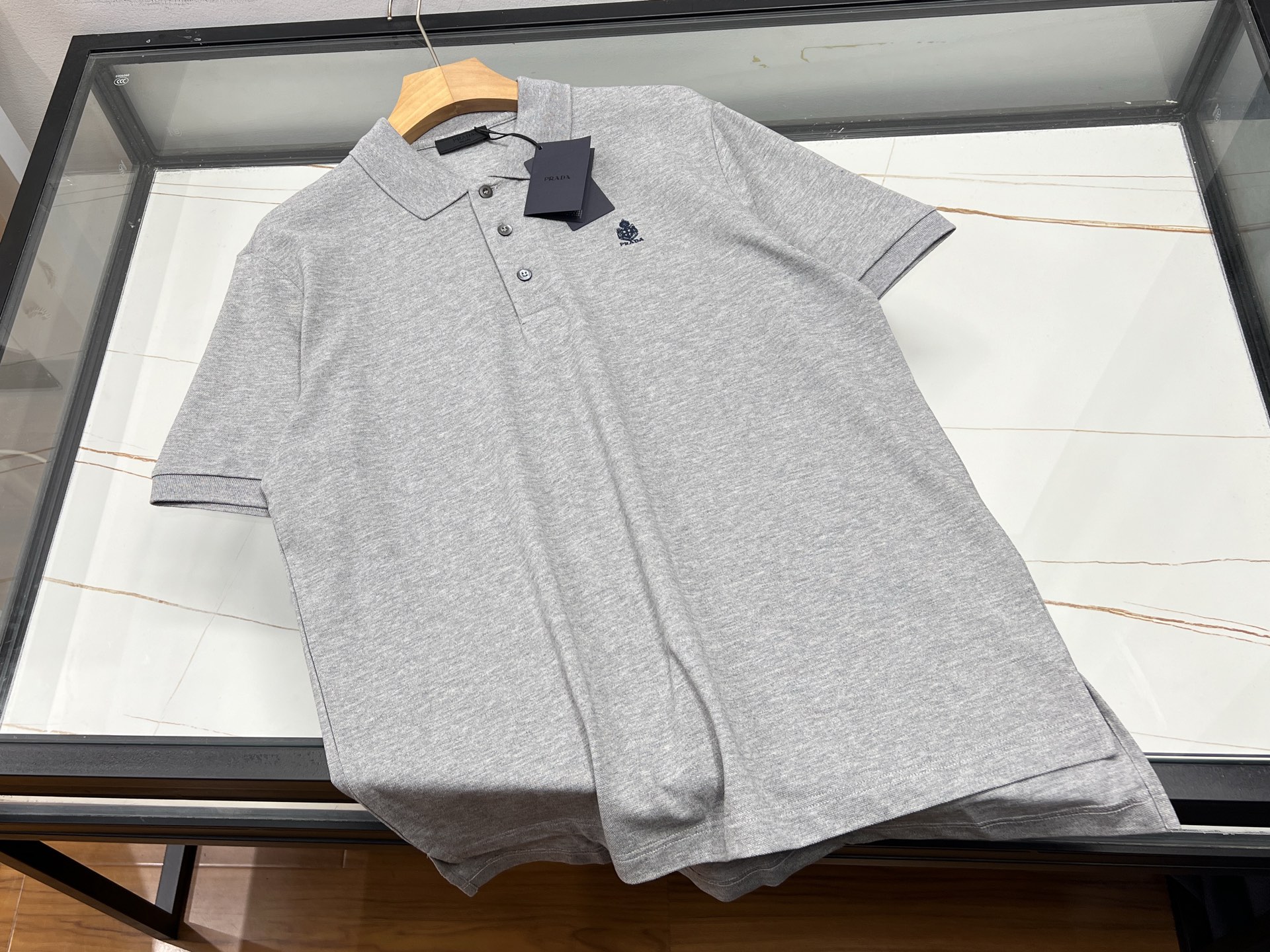 NO:854523,-26SS——Xiao Zhudi's business fashion lapel short-sleeve is the perfect fusion of work and leisure. Xiao Zhudi's business fashion lapel short-sleeve is a must-have item in the wardrobe. The lapel design is neat and stylish, cleverly modifying the neck line, showing a capable temperament. Whether it is business negotiations or daily office work, it can be easily handled, helping you maintain a professional image at all times.  The fabric is of high quality, skin-friendly and breathable, and does not feel stuffy even if worn for a long time. The short-sleeved style brings refreshingness in the hot summer, allowing you to move freely without restraint. Its color is classic and versatile, and it can be worn with trousers to show your business style. Put it on casual pants and you can instantly become a casual expert, meeting the needs of various scenes. Xiaozhudi is made with exquisite craftsmanship, and the details show quality, allowing you to exude confidence and charm in every move. It is the best choice for those who pursue both fashion and practicality.  Three colors S-XL, Prada-clothing, prada, T-shirt, available for sale now.19860909-26SS———小珠迪商务时尚翻领短袖职场与休闲的完美融合 小珠迪这款商务时尚翻领短袖,堪称衣橱必备单品.翻领设计利落有型,巧妙修饰颈部线条,彰显干练气质,无论是商务洽谈还是日常办公,都能轻松应对,助你时刻保持专业形象. 面料质感上乘,亲肤透气,即便长时间穿着也毫无闷热感.短袖款式在炎炎夏日带来清爽,活动自如无束缚.其色彩经典百搭,搭配西裤尽显商务风范,换上休闲裤又能秒变休闲达人,满足多样场景需求.小珠迪以精湛工艺打造,细节之处尽显品质,让你在举手投足间散发自信魅力,是追求时尚与实用兼具人士的不二之选. 现货发售三色S- XL,普拉达-服装,prada,T-shirt,,Women's clothing