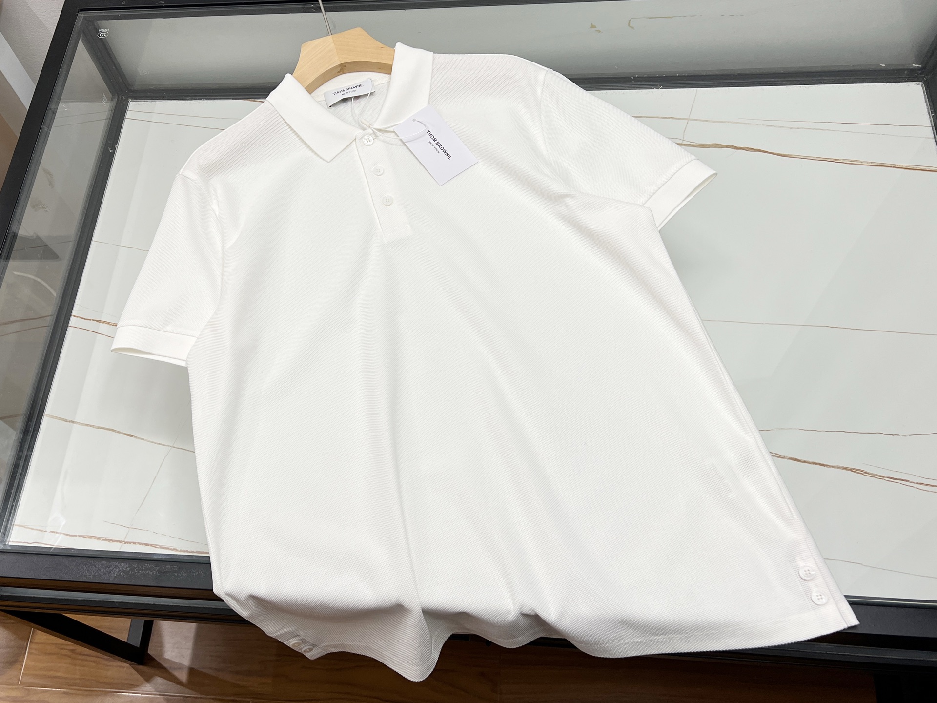 NO:854509,-26SS - Dazhudi's business fashion lapel short-sleeve is the perfect fusion of work and leisure. Dazhudi's business fashion lapel short-sleeve is a must-have item in the wardrobe. It cleverly combines business sophistication with fashionable casualness. The lapel design is neat and stylish, highlighting the wearer's spiritual temperament. It can be easily used in formal business occasions or daily commuting.  The fabric is made of high-quality materials, which is skin-friendly and breathable, so you can stay dry and comfortable even in the hot summer. The short-sleeved style is simple and elegant, allowing you to move freely. The details show quality, exquisite stitching, and just the right fit, which modifies your figure and shows your temperament. Pair it with suit pants to show your professional style; put it on casual pants to create a casual and comfortable atmosphere, which is the best choice for those who pursue quality and fashion. Three colors of M-XXXL, Thom Browne-Clothing, Thom, available now.  browne,T-shirt,business suit,19860909-26SS——大珠迪商务时尚翻领短袖职场与休闲的完美融合 大珠迪这款商务时尚翻领短袖,堪称衣橱必备单品.它巧妙融合商务的干练与时尚的休闲感,翻领设计利落有型,凸显穿着者的精神气质,无论是正式商务场合还是日常通勤,都能轻松驾驭. 面料选用优质材质,亲肤透气,即使在炎炎夏日也能保持干爽舒适.短袖款式简洁大方,活动自如.细节之处尽显品质,精致的缝线、恰到好处的版型,修饰身形又显气质.搭配西装裤,尽显专业风范；换上休闲裤,又能营造出随性自在的氛围,是追求品质与时尚人士的不二之选. 现货发售三色M-XXXL,汤姆布朗-服装,thom browne,T-shirt,business suit,,Women's clothing