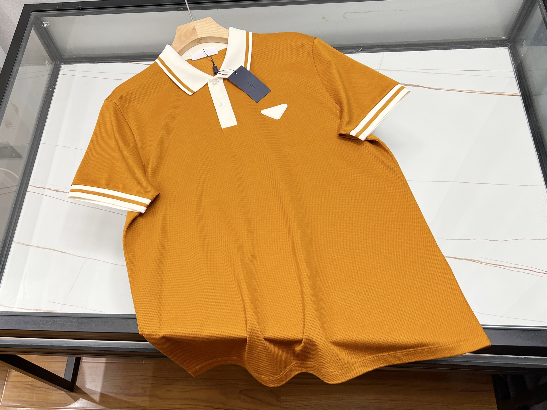NO:854494,-26SS——P Dazhudi business fashion lapel short-sleeve is the perfect fusion of work and leisure. Dazhudi's business fashion lapel short-sleeve is a must-have item in the wardrobe. It cleverly combines business sophistication with fashionable casualness. The lapel design is neat and stylish, highlighting the wearer's spiritual temperament. It can be easily used in formal business occasions or daily commuting.  The fabric is made of high-quality materials, which is skin-friendly and breathable, so you can stay dry and comfortable even in the hot summer. The short-sleeved style is simple and elegant, allowing you to move freely. The details show quality, exquisite stitching, and just the right fit, which modifies your body shape and shows your temperament. Pair it with suit pants to show your professional style; change it to casual pants and create a casual and comfortable atmosphere. It is the best choice for those who pursue quality and fashion.  Ready for sale in four colors M-XXXL, Prada-clothing, prada, T-shirt, business suit,19860909-26SS——P大珠迪商务时尚翻领短袖职场与休闲的完美融合 大珠迪这款商务时尚翻领短袖,堪称衣橱必备单品.它巧妙融合商务的干练与时尚的休闲感,翻领设计利落有型,凸显穿着者的精神气质,无论是正式商务场合还是日常通勤,都能轻松驾驭. 面料选用优质材质,亲肤透气,即使在炎炎夏日也能保持干爽舒适.短袖款式简洁大方,活动自如.细节之处尽显品质,精致的缝线、恰到好处的版型,修饰身形又显气质.搭配西装裤,尽显专业风范；换上休闲裤,又能营造出随性自在的氛围,是追求品质与时尚人士的不二之选. 现货发售四色M-XXXL,普拉达-服装,prada,T-shirt,business suit,,Women's clothing