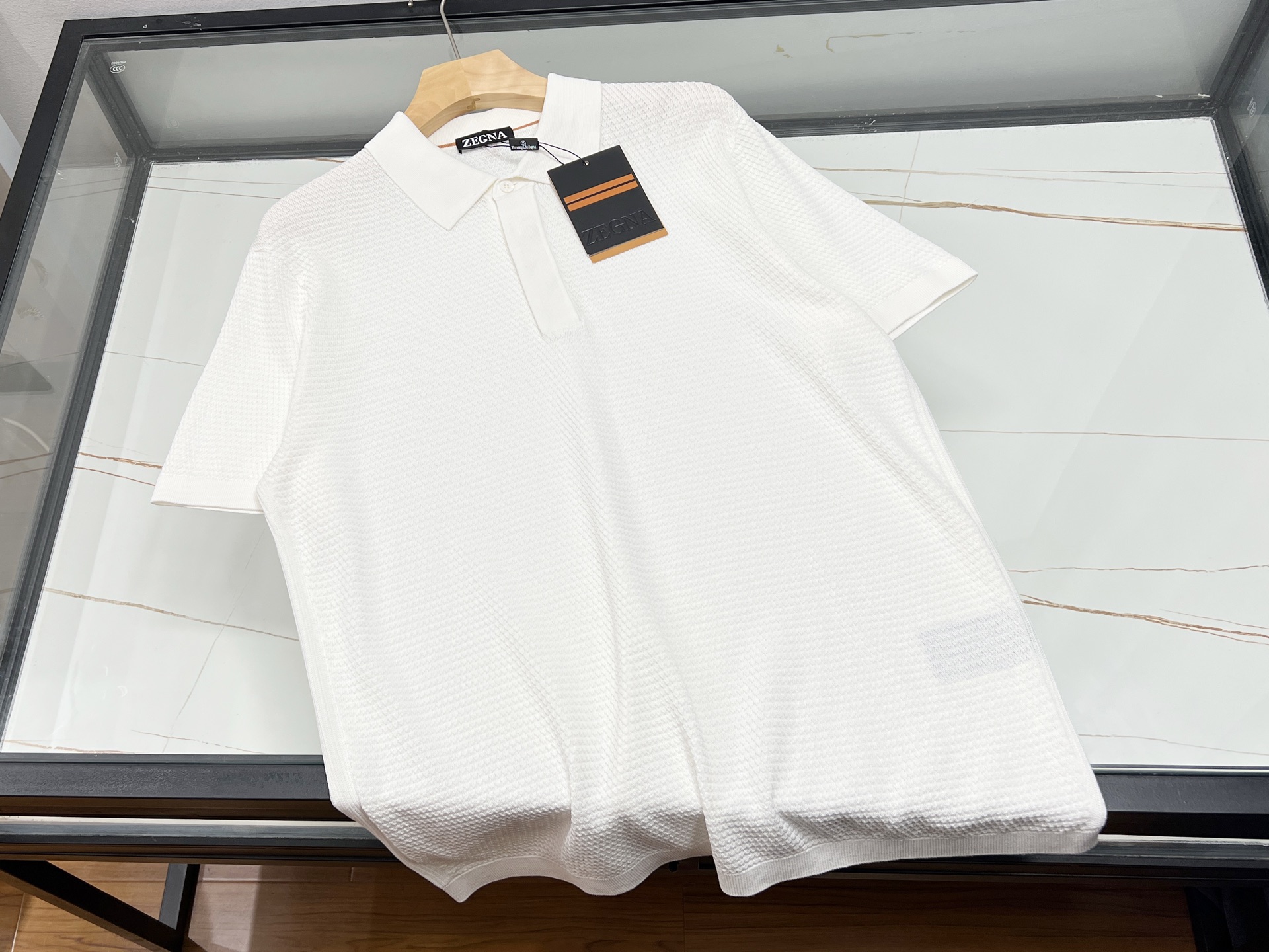 NO:854465,-26SS——EZ Dazhudi business fashion lapel short-sleeve is the perfect fusion of work and leisure. Dazhudi's business fashion lapel short-sleeve is a must-have item in the wardrobe. It cleverly combines business sophistication with fashionable casualness. The lapel design is neat and stylish, highlighting the wearer's spiritual temperament. It can be easily used in formal business occasions or daily commuting.  The fabric is made of high-quality materials, which is skin-friendly and breathable, so you can stay dry and comfortable even in the hot summer. The short-sleeved style is simple and elegant, allowing you to move freely. The details show quality, exquisite stitching, and just the right fit to modify your body shape and show your temperament. Pair it with suit pants to show your professional style; put it on casual pants to create a casual and comfortable atmosphere, which is the best choice for those who pursue quality and fashion. Available now in four colors M-XXXL, men's clothing, T-shirt, business suit,19860909-26SS——EZ大珠迪商务时尚翻领短袖职场与休闲的完美融合 大珠迪这款商务时尚翻领短袖,堪称衣橱必备单品.它巧妙融合商务的干练与时尚的休闲感,翻领设计利落有型,凸显穿着者的精神气质,无论是正式商务场合还是日常通勤,都能轻松驾驭. 面料选用优质材质,亲肤透气,即使在炎炎夏日也能保持干爽舒适.短袖款式简洁大方,活动自如.细节之处尽显品质,精致的缝线、恰到好处的版型,修饰身形又显气质.搭配西装裤,尽显专业风范；换上休闲裤,又能营造出随性自在的氛围,是追求品质与时尚人士的不二之选. 现货发售四色M-XXXL,男装,T-shirt,business suit,,Women's clothing