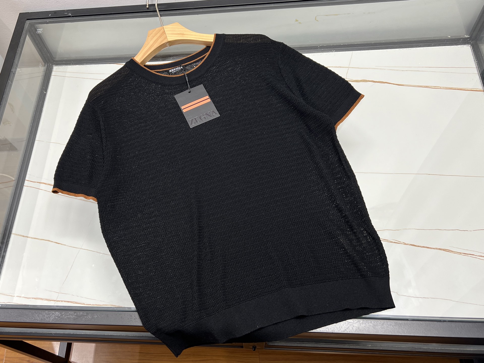 NO:854452,-26SS————The new favorite in the workplace is mesh business fashion knitted round neck short sleeves. This mesh business fashion knitted round neck short sleeves is an excellent choice for working men. It uses a unique mesh knitting process and the fabric has excellent breathability. Even in the hot summer, it allows the skin to breathe freely and keeps you dry and comfortable at all times.  The classic round neck design is simple and elegant, perfectly fitting the neck line, showing elegance. The short-sleeved style is neat and capable, allowing unrestricted movement. The overall style combines business and fashion elements, which is suitable for wearing with suit pants to attend formal business occasions and show a professional image; it can also be paired with casual pants to exude casual charm in daily office or social activities. Wear it and easily start a fashionable business trip. Available now in black S-XL, men's clothing, T-shirt, business suit,19860909-26SS———网眼商务时尚针织圆领短袖职场新宠 这款网眼商务时尚针织圆领短袖,是职场男士的绝佳选择.它采用独特的网眼针织工艺,面料透气性极佳,即便在炎炎夏日,也能让肌肤畅快呼吸,时刻保持干爽舒适. 经典的圆领设计,简约大方,完美贴合颈部线条,尽显优雅气质.短袖款式利落干练,活动自如不受限.整体风格融合商务与时尚元素,既适合搭配西装裤出席正式商务场合,展现专业形象；又能与休闲裤搭配,在日常办公或社交活动中散发随性魅力.穿上它,轻松开启时尚商务之旅. 现货发售黑色S-XL,男装,T-shirt,business suit,,Women's clothing