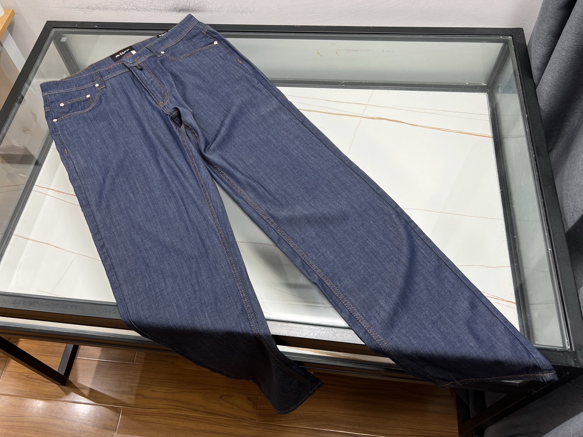 NO:854373,-26SS——kit's exclusive summer straight jeans, with ultra-thin Tencel fabric as the core highlight, they are as light and breathable as the second skin, saying goodbye to the sultry constraints. Using natural Tencel blending technology, they feel as smooth as silk, with excellent drape, and are elegant and flexible when walking. The loose straight cut accommodates various leg shapes, modifies the leg shape without being tight, and can be seamlessly adapted to business and leisure scenes.  Change. The body of the trousers has been treated with a special washing process, giving it a natural aged texture, with a low-key and high-end feel. The invisible elastic design at the waist improves comfort, and the side diagonal pockets are practical and neat. Whether it is worn with a shirt for commuting or a T-shirt for outings, it can be easily controlled. The light weight of 200 grams makes you almost forget that it exists. It is an indispensable and versatile item in the summer wardrobe.  Ready to ship blue 31-32-33-34-36-38-40, men's clothing, jeans, shirts, tees, t-shirt,19860909-26SS———kit夏季专属的直筒牛仔裤,以超薄天丝面料为核心亮点,轻盈透气如第二层肌肤,告别闷热束缚.采用天然天丝混纺工艺,触感柔滑似丝绸,垂坠感极佳,行走间自带飘逸灵动.宽松直筒剪裁包容各种腿型,修饰腿型不紧绷,商务休闲场景无缝切换.裤身经过特殊水洗工艺处理,呈现自然做旧质感,低调中透着高级感.腰头隐形弹力设计提升舒适度,侧边斜插口袋实用又利落.无论是搭配衬衫通勤,还是T恤出游,都能轻松驾驭,200克的轻盈重量让你几乎忘记它的存在,是夏日衣橱里不可或缺的百搭单品. 现货发货蓝色31-32-33-34-36-38-40,男装,jeans,shirts,tees，t-shirt,,Women's clothing