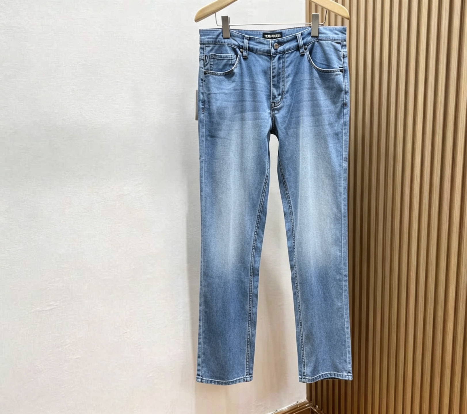 NO:854332,-26SS——TF's summer exclusive straight-leg jeans, with ultra-thin Tencel fabric as the core highlight, they are as light and breathable as the second skin, saying goodbye to the sultry constraints. Using natural Tencel blending technology, they feel smooth and silk-like, with excellent drape, and are elegant and agile when walking. The loose straight cut accommodates various leg shapes, modifies the leg shape without being tight, and seamlessly switches between business and leisure scenes.  .The body of the trousers has been treated with a special washing process, giving it a natural aged texture, with a low-key and high-end feel. The invisible elastic design at the waist improves comfort, and the side diagonal pockets are practical and neat. Whether it is worn with a shirt for commuting or a T-shirt for outings, it can be easily controlled. The light weight of 200 grams makes you almost forget that it exists. It is an indispensable and versatile item in the summer wardrobe.  Ready for delivery, light blue 31-32-33-34-36-38-40, men's clothing, tom ford, jeans, shirts, tees, t-shirt,19860909-26SS———TF夏季专属的直筒牛仔裤,以超薄天丝面料为核心亮点,轻盈透气如第二层肌肤,告别闷热束缚.采用天然天丝混纺工艺,触感柔滑似丝绸,垂坠感极佳,行走间自带飘逸灵动.宽松直筒剪裁包容各种腿型,修饰腿型不紧绷,商务休闲场景无缝切换.裤身经过特殊水洗工艺处理,呈现自然做旧质感,低调中透着高级感.腰头隐形弹力设计提升舒适度,侧边斜插口袋实用又利落.无论是搭配衬衫通勤,还是T恤出游,都能轻松驾驭,200克的轻盈重量让你几乎忘记它的存在,是夏日衣橱里不可或缺的百搭单品. 现货发货浅蓝31-32-33-34-36-38-40,男装,tom ford,jeans,shirts,tees，t-shirt,,Women's clothing