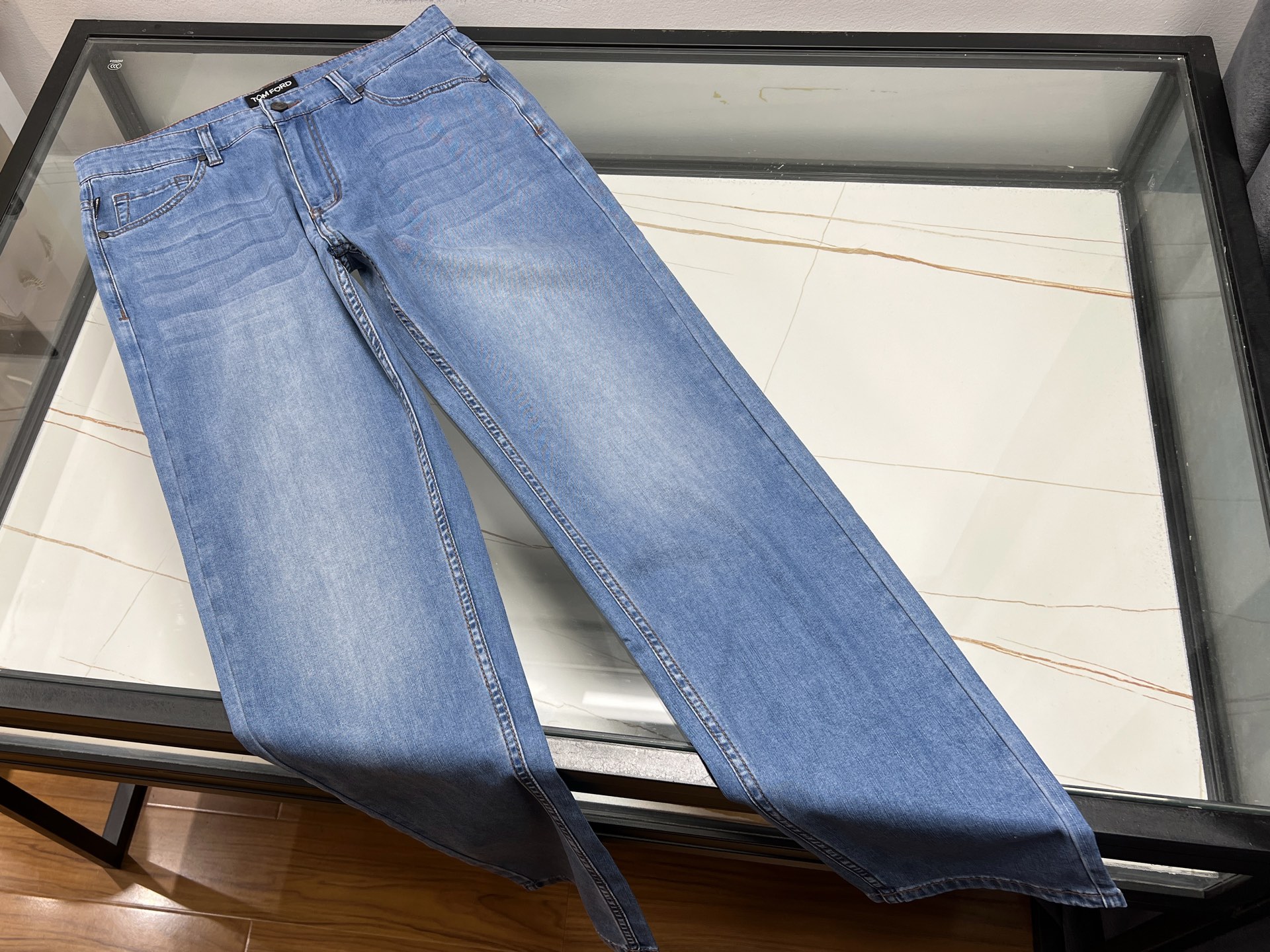 NO:854349,-26SS——TF's summer exclusive straight-leg jeans, with ultra-thin Tencel fabric as the core highlight, they are as light and breathable as the second skin, saying goodbye to the sultry constraints. Using natural Tencel blending technology, they feel smooth and silk-like, with excellent drape, and are elegant and agile when walking. The loose straight cut accommodates various leg shapes, modifies the leg shape without being tight, and seamlessly switches between business and leisure scenes.  .The body of the trousers has been treated with a special washing process, giving it a natural aged texture, with a low-key and high-end feel. The invisible elastic design at the waist improves comfort, and the side diagonal pockets are practical and neat. Whether it is worn with a shirt for commuting or a T-shirt for outings, it can be easily controlled. The light weight of 200 grams makes you almost forget that it exists. It is an indispensable and versatile item in the summer wardrobe.  Ready for delivery, light blue 31-32-33-34-36-38-40, men's clothing, tom ford, jeans, shirts, tees, t-shirt,19860909-26SS———TF夏季专属的直筒牛仔裤,以超薄天丝面料为核心亮点,轻盈透气如第二层肌肤,告别闷热束缚.采用天然天丝混纺工艺,触感柔滑似丝绸,垂坠感极佳,行走间自带飘逸灵动.宽松直筒剪裁包容各种腿型,修饰腿型不紧绷,商务休闲场景无缝切换.裤身经过特殊水洗工艺处理,呈现自然做旧质感,低调中透着高级感.腰头隐形弹力设计提升舒适度,侧边斜插口袋实用又利落.无论是搭配衬衫通勤,还是T恤出游,都能轻松驾驭,200克的轻盈重量让你几乎忘记它的存在,是夏日衣橱里不可或缺的百搭单品. 现货发货浅蓝31-32-33-34-36-38-40,男装,tom ford,jeans,shirts,tees，t-shirt,,Women's clothing