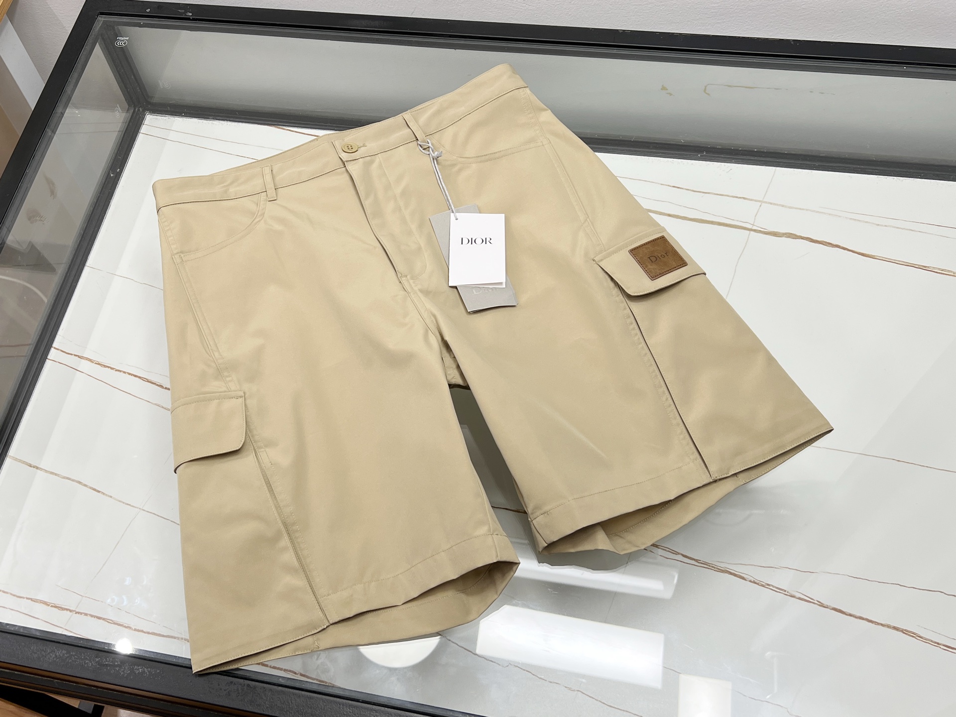 NO:854390,-26SS——Fifty-point casual and fashionable mid-pants, unlocking the code of summer trends. These five-point casual and fashionable mid-pants are a must-have item in the summer wardrobe. The length is just right, just above the knees, which is not too restrictive and avoids the embarrassment of exposure, allowing you to move freely without restraint. The fabric is made of high-quality cotton, soft and skin-friendly, and has good breathability, so you can stay dry even in the hot summer. The simple design incorporates fashion elements, and the three-dimensional tailoring modifies the leg shape, making it neat and slim.  It is very versatile and can be paired with a simple T-shirt to easily create a casual style; paired with a shirt, it can instantly switch to urban fashion. Whether you are strolling on the street, gathering with friends, or commuting daily, these five-point casual mid-pants can make you confident and become the focus of fashion among the crowd. Available in stock in two colors S-XL, Dior-clothing, dior, shirts, tees, t-shirt,19860909-26SS———五分休闲时尚中裤,解锁夏日潮流密码 这款五分休闲时尚中裤,是夏日衣橱的必备单品.长度恰到好处,刚好到膝盖上方,既不会过于拘谨,又避免了走光的尴尬,活动自如无束缚. 面料选用优质棉质,柔软亲肤,透气性佳,即使炎炎夏日也能保持干爽.简约的设计中融入时尚元素,立体剪裁修饰腿型,利落又显瘦. 它百搭性超强,搭配简约T恤,轻松打造休闲随性风；配上衬衫,又能瞬间切换至都市时尚感.无论是漫步街头、朋友聚会还是日常通勤,这条五分休闲中裤都能让你自信满满,成为人群中的时尚焦点. 现货发货二色S-XL,迪奥-服装,dior,shirts,tees，t-shirt,,Women's clothing