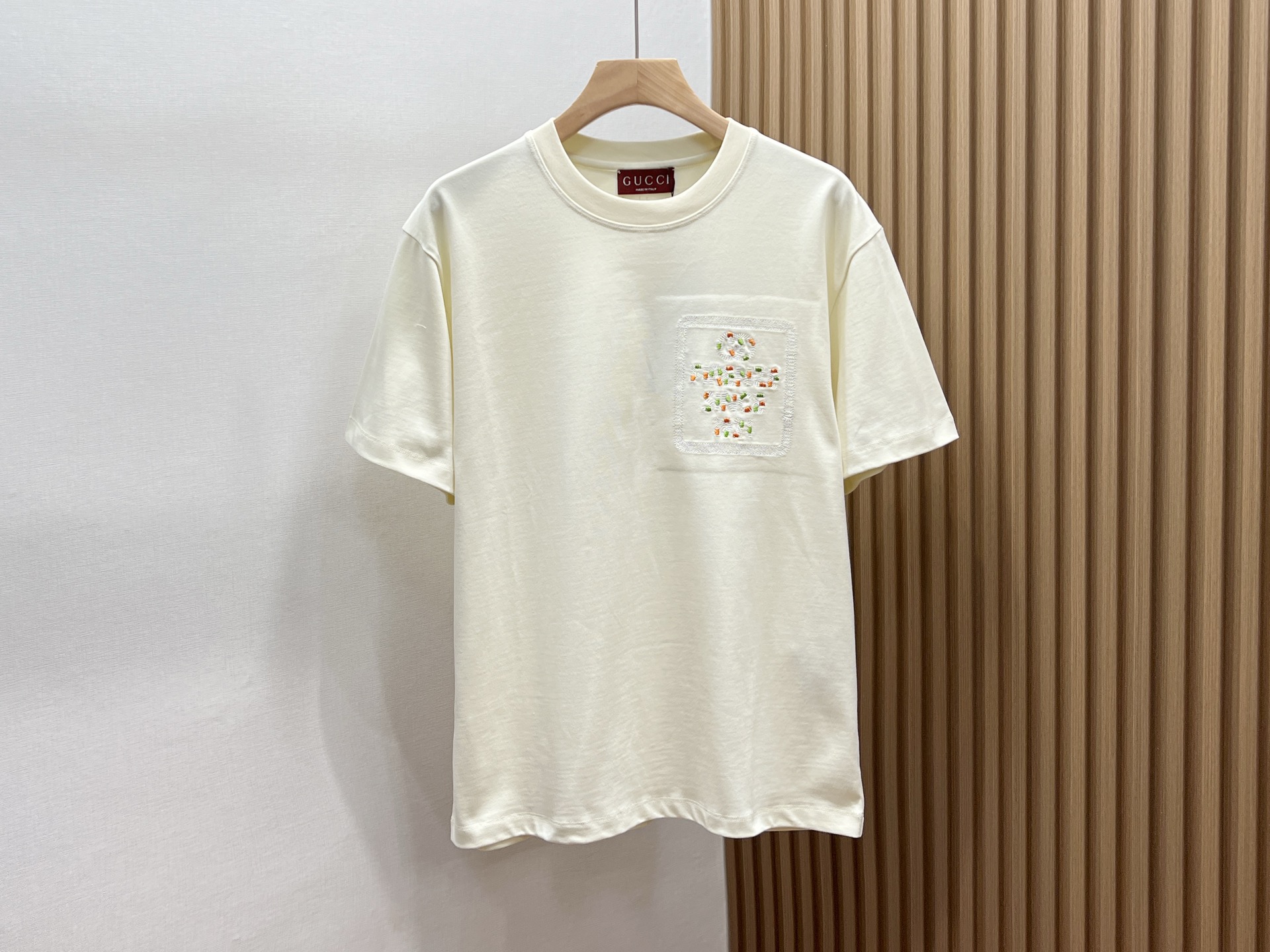 NO:854327,-26SS——Pure cotton fashion letter casual short sleeves, a must-have for your summer wardrobe!  This pure cotton casual short-sleeved fashion letter is simply a treasure for summer wear. It is made of high-quality pure cotton fabric, which is soft and skin-friendly and has excellent breathability. Even in the hot summer, it can allow the skin to breathe freely and keep you dry and comfortable at all times.  The short-sleeve design is simple yet fashionable, and the personalized letter print on the chest adds a bit of trendiness to the whole, easily breaking the monotony. The style is loose and casual, and it is not flattering on the body shape. Whether it is paired with jeans, shorts or sports pants, it can be easily worn, showing a casual and comfortable style. Whether it is for daily outings, sports and fitness, or gatherings with friends, wearing it can make you stand out from the crowd and become the focus of fashion. This summer, with it, you can be comfortable and fashionable!  Ready for sale off-white XS-L, Gucci-clothing, gucci, shorts, jeans, T-shirt,19860909-26SS———纯棉时尚字母休闲短袖,夏日衣橱必备！ 这款纯棉时尚字母休闲短袖,简直是夏日穿搭的宝藏单品.它精选优质纯棉面料,触感柔软亲肤,透气性超棒,即便在炎炎夏日,也能让肌肤自由呼吸,时刻保持干爽舒适. 短袖的设计简约而不失时尚感,胸前个性字母印花,为整体增添了几分潮流气息,轻松打破单调.版型宽松休闲,不挑身材,无论是搭配牛仔裤、短裤还是运动裤,都能轻松驾驭,展现出随性自在的风格. 无论是日常出街、运动健身还是朋友聚会,穿上它,都能让你在人群中脱颖而出,成为时尚焦点.这个夏天,有它相伴,舒适与时尚兼得！ 现货发售米白XS-L,古驰-服装,gucci,shorts,jeans,T-shirt,,Women's clothing