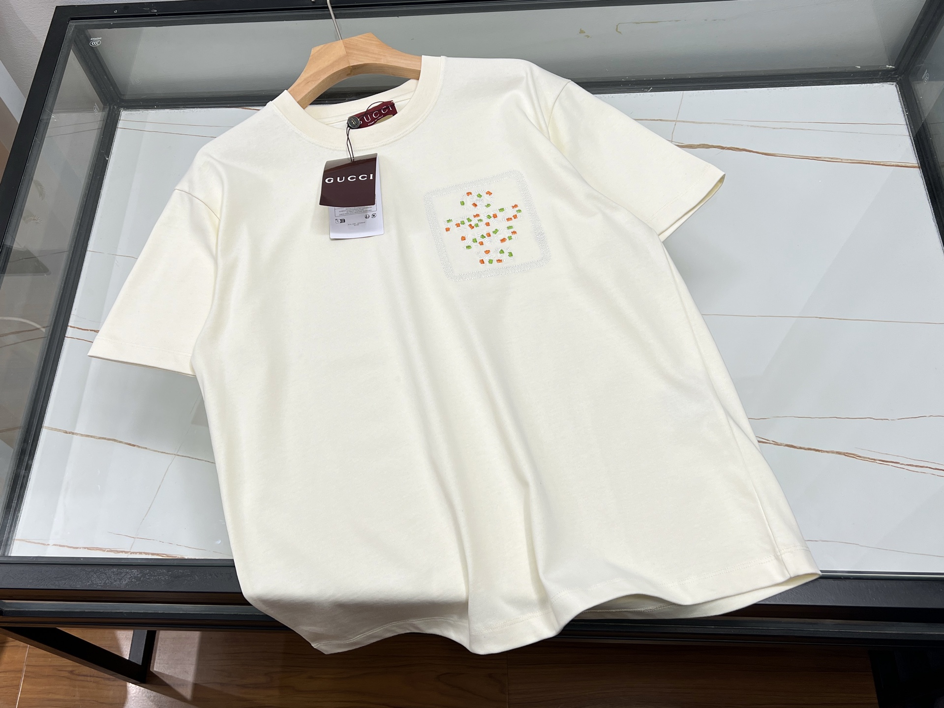 NO:854343,-26SS——Pure cotton fashion letter casual short sleeves, a must-have for your summer wardrobe!  This pure cotton casual short-sleeved fashion letter is simply a treasure for summer wear. It is made of high-quality pure cotton fabric, which is soft and skin-friendly and has excellent breathability. Even in the hot summer, it can allow the skin to breathe freely and keep you dry and comfortable at all times.  The short-sleeve design is simple yet fashionable, and the personalized letter print on the chest adds a bit of trendiness to the whole, easily breaking the monotony. The style is loose and casual, and it is not flattering on the body shape. Whether it is paired with jeans, shorts or sports pants, it can be easily worn, showing a casual and comfortable style. Whether it is for daily outings, sports and fitness, or gatherings with friends, wearing it can make you stand out from the crowd and become the focus of fashion. This summer, with it, you can be comfortable and fashionable!  Ready for sale off-white XS-L, Gucci-clothing, gucci, shorts, jeans, T-shirt,19860909-26SS———纯棉时尚字母休闲短袖,夏日衣橱必备！ 这款纯棉时尚字母休闲短袖,简直是夏日穿搭的宝藏单品.它精选优质纯棉面料,触感柔软亲肤,透气性超棒,即便在炎炎夏日,也能让肌肤自由呼吸,时刻保持干爽舒适. 短袖的设计简约而不失时尚感,胸前个性字母印花,为整体增添了几分潮流气息,轻松打破单调.版型宽松休闲,不挑身材,无论是搭配牛仔裤、短裤还是运动裤,都能轻松驾驭,展现出随性自在的风格. 无论是日常出街、运动健身还是朋友聚会,穿上它,都能让你在人群中脱颖而出,成为时尚焦点.这个夏天,有它相伴,舒适与时尚兼得！ 现货发售米白XS-L,古驰-服装,gucci,shorts,jeans,T-shirt,,Women's clothing