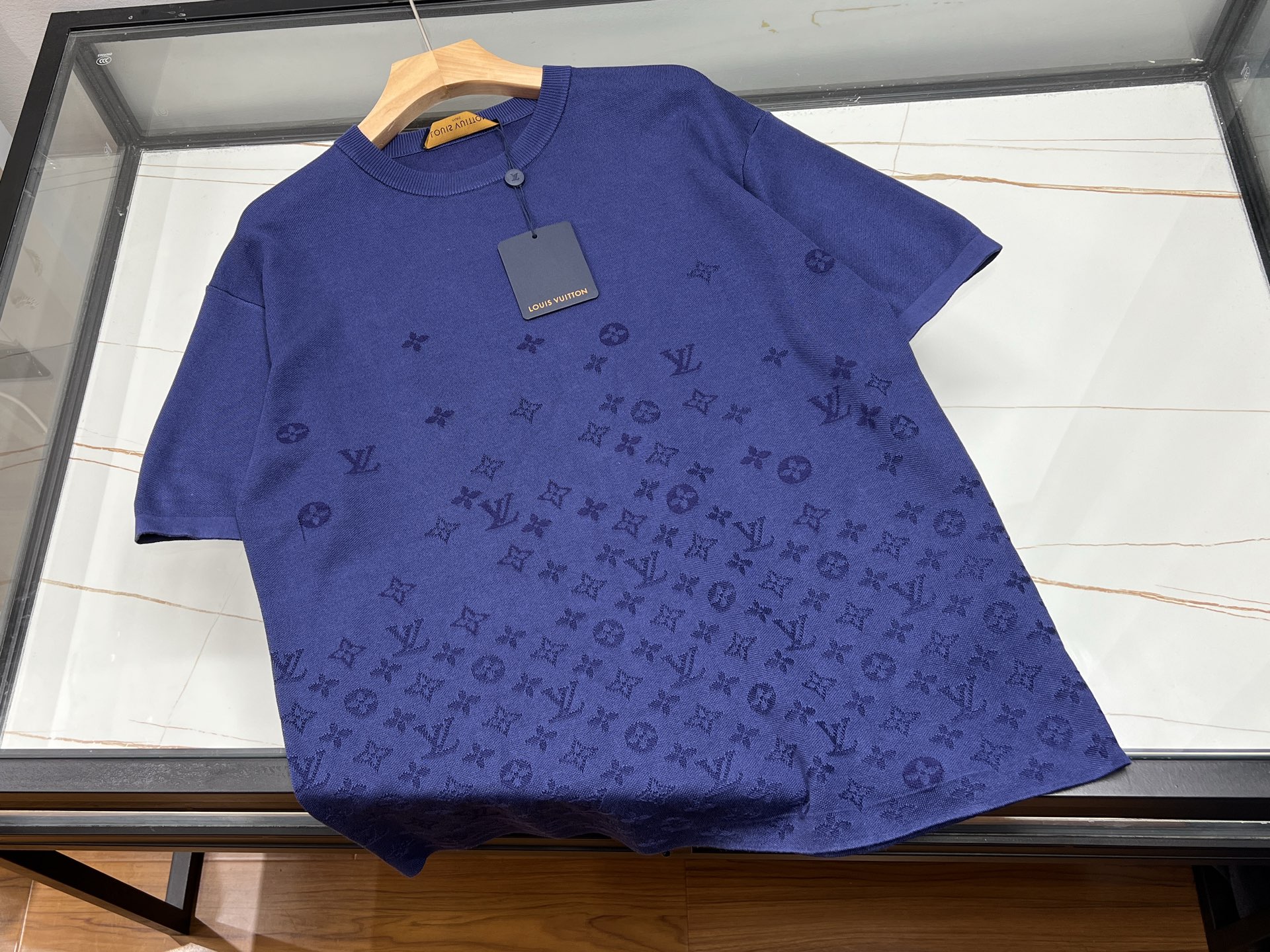 NO:854162,-26SS——- Letter knitted jacquard short sleeves, interpreting the new fashion trend with a unique design. Selected high-quality knitted fabrics are soft and skin-friendly, have good breathability, and are comfortable to wear. The jacquard craftsmanship is exquisite, and the letter elements are cleverly integrated into the body to form a three-dimensional and layered visual effect, which not only shows personality but is elegant. Short-sleeved version  It is neat, modifies the arm lines, and shows a casual and free temperament. Whether it is paired with casual pants or a skirt, it can be easily used in various occasions. Whether it is a daily outing or a gathering with friends, it can make you the center of attention. The monogram knitted jacquard short-sleeve, a must-have item that combines fashion and comfort, allows you to stand out from the crowd and show your unique charm.  Ready for sale blue S-XL, Louis Vuitton-clothing, louis vuitton, skirts, T-shirt,19860909-26SS———字母针织提花短袖,以独特设计诠释时尚新风尚.精选优质针织面料,触感柔软亲肤,透气性佳,穿着舒适自在.提花工艺精湛,将字母元素巧妙融入衣身,形成立体且富有层次感的视觉效果,既彰显个性又不失优雅.短袖版型利落,修饰手臂线条,展现随性洒脱气质.无论是搭配休闲裤还是半身裙,都能轻松驾驭多种场合,无论是日常出街还是朋友聚会,都能让你成为焦点.字母针织提花短袖,一件融合时尚与舒适的必备单品,让你在人群中脱颖而出,尽显独特魅力. 现货发售蓝色S-XL,路易威登-服装,louis vuitton,skirts,T-shirt,,Women's clothing