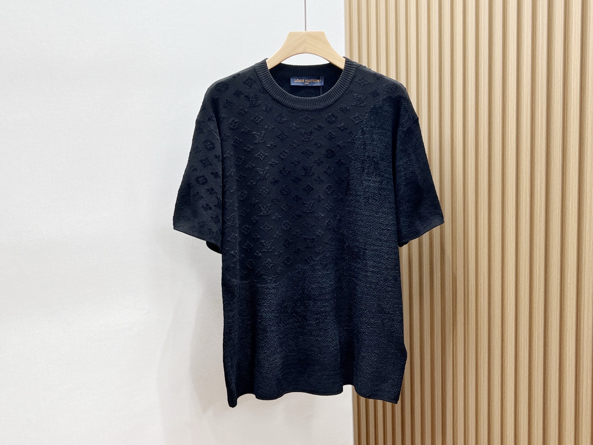 NO:854183,-26SS————Alphabet knitted jacquard splicing short sleeves, which perfectly blends fashion and personality. Selected high-quality knitted fabrics are soft and skin-friendly, have good breathability, and are comfortable to wear. The unique jacquard technology cleverly weaves the letter pattern on the body, which has a strong three-dimensional effect and highlights the trendy attitude. The splicing design is more  It is the finishing touch. The splicing and collision of different materials or colors break the monotony and add a sense of layering and fashion. The short-sleeved style is neat and refreshing, suitable for a variety of occasions. Whether it is daily outings, casual gatherings or sports moments, it can easily make you the center of attention, showing your unique charm and good taste.  Available now in black S-XL, Louis Vuitton-clothing, Louis Vuitton, T-shirt,19860909-26SS———字母针织提花拼接短袖,将时尚与个性完美融合.精选优质针织面料,柔软亲肤,透气性佳,穿着舒适自在.独特的提花工艺,在衣身巧妙织就字母图案,立体感强,彰显潮流态度.拼接设计更是点睛之笔,不同材质或色彩的拼接碰撞,打破单调,增添层次感与时尚感.短袖版型利落清爽,适合多种场合穿着,无论是日常出街、休闲聚会还是运动时刻,都能让你轻松成为焦点,展现独特魅力与不俗品味. 现货发售黑色S-XL,路易威登-服装,louis vuitton,T-shirt,,Women's clothing