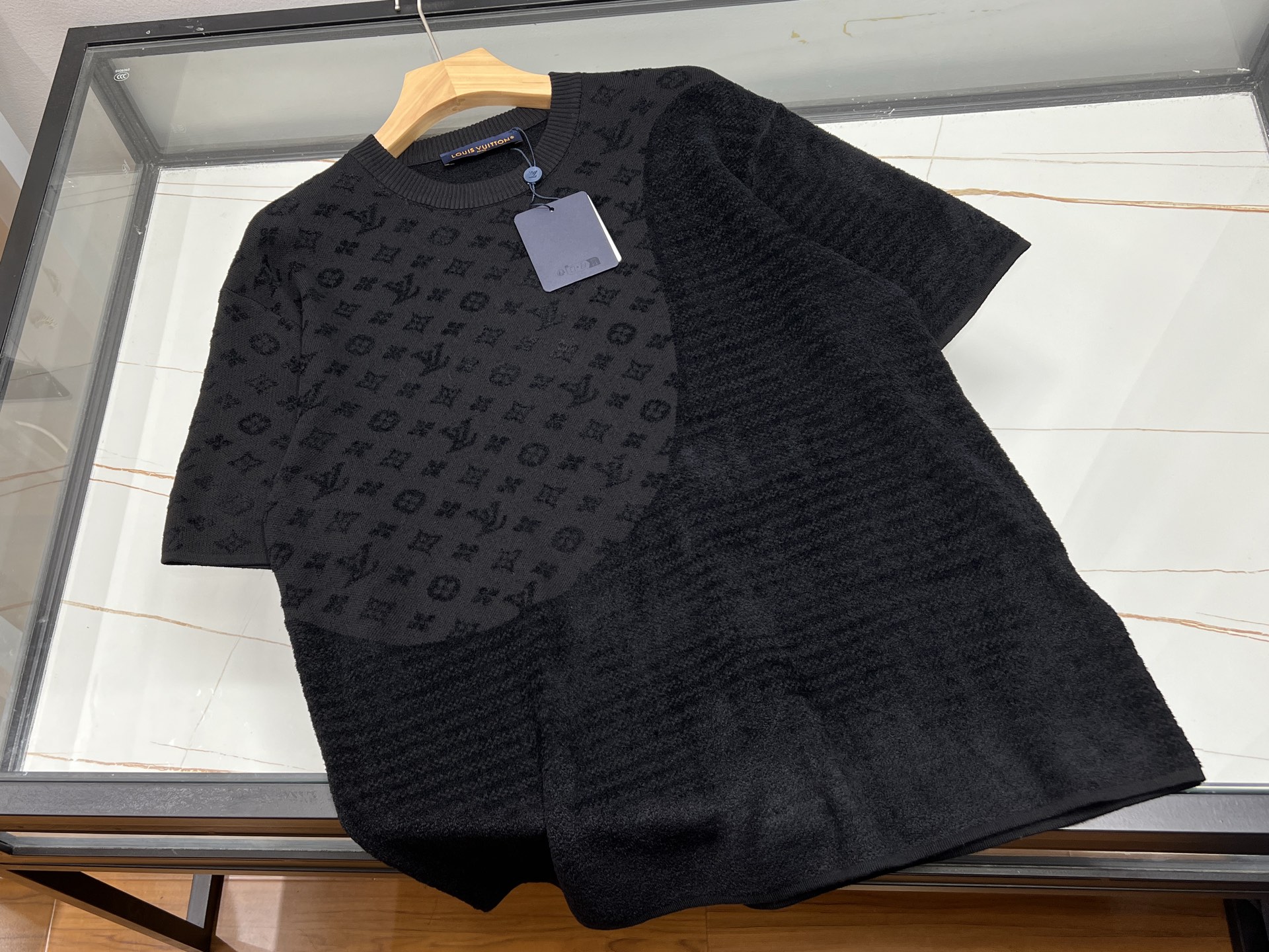 NO:854110,-26SS————Alphabet knitted jacquard splicing short sleeves, which perfectly blends fashion and personality. Selected high-quality knitted fabrics are soft and skin-friendly, have good breathability, and are comfortable to wear. The unique jacquard technology cleverly weaves the letter pattern on the body, which has a strong three-dimensional effect and highlights the trendy attitude. The splicing design is more  It is the finishing touch. The splicing and collision of different materials or colors break the monotony and add a sense of layering and fashion. The short-sleeved style is neat and refreshing, suitable for a variety of occasions. Whether it is daily outings, casual gatherings or sports moments, it can easily make you the center of attention, showing your unique charm and good taste.  Available now in black S-XL, Louis Vuitton-clothing, Louis Vuitton, T-shirt,19860909-26SS———字母针织提花拼接短袖,将时尚与个性完美融合.精选优质针织面料,柔软亲肤,透气性佳,穿着舒适自在.独特的提花工艺,在衣身巧妙织就字母图案,立体感强,彰显潮流态度.拼接设计更是点睛之笔,不同材质或色彩的拼接碰撞,打破单调,增添层次感与时尚感.短袖版型利落清爽,适合多种场合穿着,无论是日常出街、休闲聚会还是运动时刻,都能让你轻松成为焦点,展现独特魅力与不俗品味. 现货发售黑色S-XL,路易威登-服装,louis vuitton,T-shirt,,Women's clothing