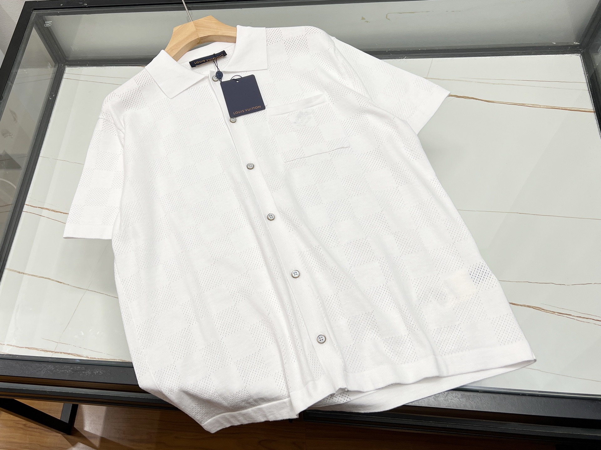NO:854151,-26SS————The perfect fusion of fashion and quality in monogram knitted jacquard lapel short sleeves. This monogram knitted jacquard lapel short sleeves is a fashion treasure in the wardrobe. It is made of high-quality knitted fabrics, soft to the touch and skin-friendly, with good breathability, making it refreshing and not stuffy to wear in summer.  The unique letter jacquard design adds a trendy and artistic atmosphere to the whole, highlighting your individual attitude. The classic lapel shape is neat and capable, modifying the neck line and showing elegance. The short-sleeved style allows for freedom of movement and is suitable for various occasions. Whether you wear it with casual pants for walking on the street or with a skirt to attend a party, it can be easily controlled, allowing you to always stay fashionable online and become the focus of the crowd. It is the best choice for those who pursue individuality and quality.  Three colors S-XL, Louis Vuitton-clothing, Louis Vuitton, skirts, T-shirt, available for sale now.19860909-26SS———字母针织提花翻领短袖时尚与品质的完美融合 这款字母针织提花翻领短袖,是衣橱里的时尚宝藏.精选优质针织面料,触感柔软亲肤,透气性佳,夏日穿着清爽不闷热. 独特的字母提花设计,为整体增添了潮流感与艺术氛围,彰显个性态度.经典的翻领造型,利落又干练,修饰颈部线条,尽显优雅气质.短袖款式,活动自如,适合多种场合. 无论是搭配休闲裤漫步街头,还是配半身裙出席聚会,它都能轻松驾驭,让你时刻保持时尚在线,成为人群中的焦点,是追求个性与品质人士的不二之选. 现货发售三色S-XL,路易威登-服装,louis vuitton,skirts,T-shirt,,Women's clothing
