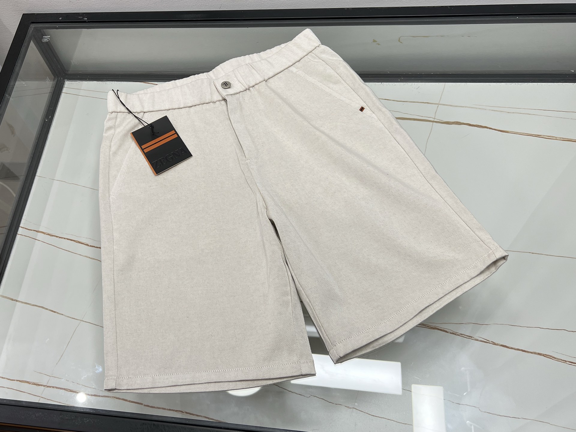 NO:860739,-26SS————EZ dark pattern fashionable casual jeans, with low-key and extraordinary taste as the design core. Its unique dark pattern elements are cleverly integrated into classic denim, revealing exquisite details faintly, adding a touch of mysterious charm to the overall look. The pants are neatly cut, fit the body shape without losing looseness and comfort, whether for daily outings or leisure  It can be easily handled at a party. The fabric is made of high-quality denim, which is soft and wear-resistant, and has an excellent wearing experience. Paired with a simple T-shirt or a fashionable shirt, it can show a casual yet stylish fashion attitude. The dark pattern design not only avoids monotony, but also highlights the wearer's unique aesthetics in the details. It is a fashion item that you can't miss if you pursue personality and quality.  Available now in two colors 31-32-33-34-35-36, men's clothing, jeans, shirts, tees, t-shirt,19860909-26SS———EZ暗纹时尚休闲牛仔裤,以低调中彰显不凡品味为设计核心.其独特暗纹元素巧妙融入经典牛仔布中,若隐若现间透露出精致细节,为整体造型增添一抹神秘魅力.裤型剪裁利落,贴合身形又不失宽松舒适,无论是日常出街还是休闲聚会,都能轻松驾驭.面料选用优质牛仔,质感柔软且耐磨,穿着体验极佳.搭配简约T恤或时尚衬衫,都能展现出随性而不失格调的时尚态度.暗纹设计不仅避免了单调,更在细节处彰显穿着者的独特审美,是追求个性与品质的你不容错过的时尚单品. 现货发售二色31-32-33-34-35-36,男装,jeans,shirts,tees，t-shirt,,Women's clothing