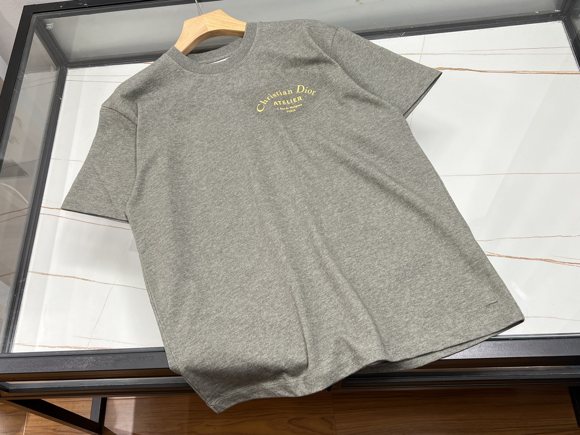 NO:860581,-26SS————The casual and fashionable letter short-sleeve is a versatile artifact for the summer wardrobe. This casual and fashionable letter short-sleeve is an excellent choice for summer wear. The simple yet personalized letter print is cleverly distributed on the chest, adding a bit of playfulness and vitality to the overall look, instantly breaking the monotony.  The short sleeves are made of high-quality fabric, which is soft to the touch and skin-friendly, and has excellent breathability. Even in the hot summer, it allows the skin to breathe freely and keeps you dry and comfortable at all times. The fit is loose and moderate, and it is not picky about your body shape. It can be easily worn either alone or with a jacket. Paired with jeans, it shows a youthful and casual style; paired with a short skirt, it is a little sweeter and more cute. Whether you are shopping, dating or attending a party, it can make you the focus of the crowd and easily create your own fashion style.  Ready for sale light green XS-S-M-L, Dior-clothing, dior, skirts, jeans, jackets & coats, T-shirt,19860909-26SS———字母休闲时尚短袖夏日衣橱的百搭神器 这件字母休闲时尚短袖,是夏日穿搭的绝佳之选.简约而不失个性的字母印花,巧妙地分布在胸前,为整体造型增添了几分俏皮与活力,瞬间打破单调感. 短袖采用优质面料,触感柔软亲肤,透气性极佳,即使在炎炎夏日,也能让肌肤自由呼吸,时刻保持干爽舒适.版型宽松适度,不挑身材,无论是单穿还是搭配外套,都能轻松驾驭. 搭配牛仔裤,尽显青春休闲范儿；配上短裙,又多了几分甜美可爱.无论是逛街、约会还是参加聚会,它都能让你成为人群中的焦点,轻松打造出属于自己的时尚风格. 现货发售浅绿色XS-S-M-L,迪奥-服装,dior,skirts,jeans,jackets & coats,T-shirt,,Women's clothing