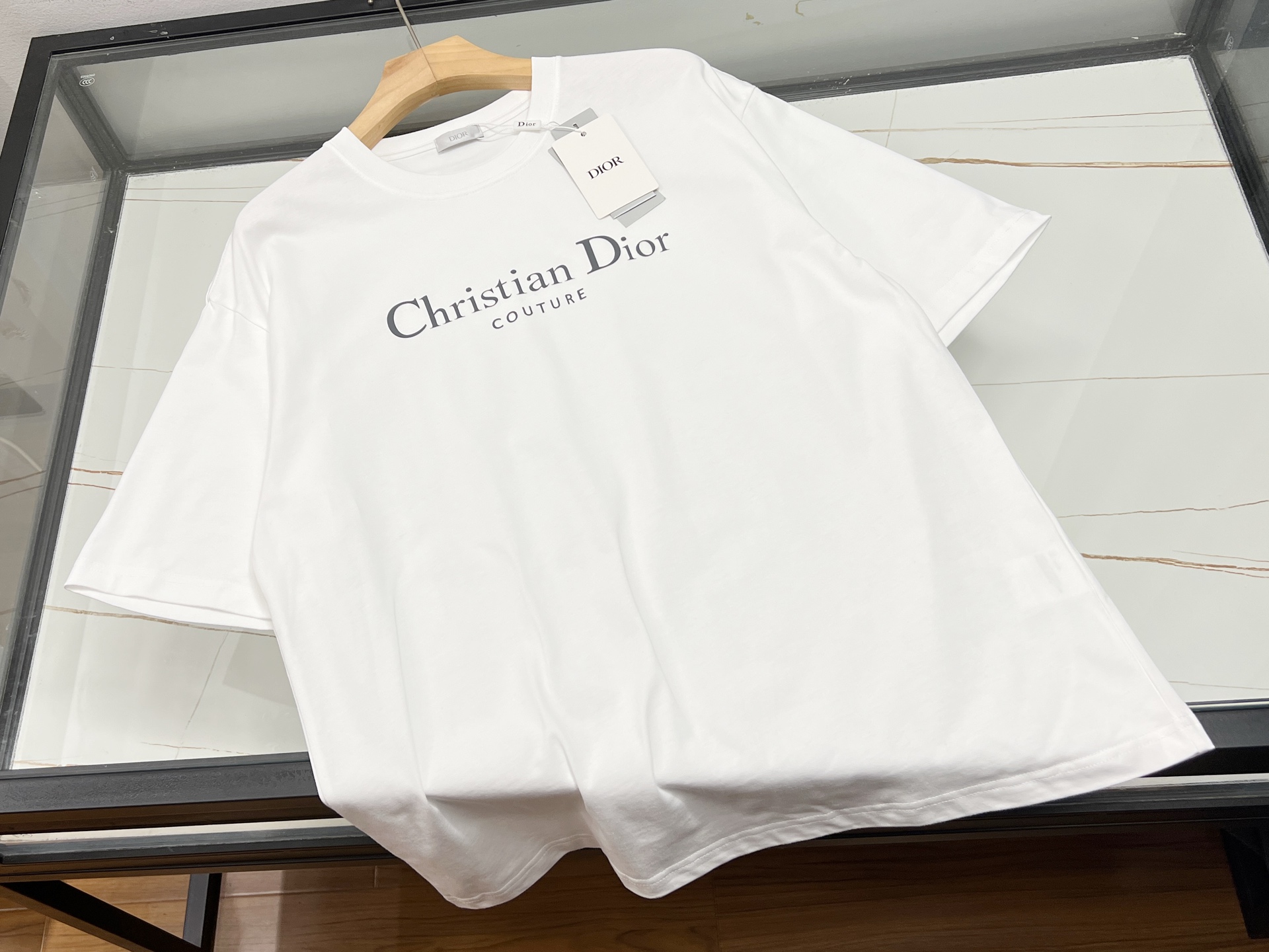 NO:860600,-26SS————The casual and fashionable letter short-sleeve is a versatile artifact for the summer wardrobe. This casual and fashionable letter short-sleeve is an excellent choice for summer wear. The simple yet personalized letter print is cleverly distributed on the chest, adding a bit of playfulness and vitality to the overall look, instantly breaking the monotony.  The short sleeves are made of high-quality fabric, which is soft to the touch and skin-friendly, and has excellent breathability. Even in the hot summer, it allows the skin to breathe freely and keeps you dry and comfortable at all times. The fit is loose and moderate, and it is not picky about your body shape. It can be easily worn either alone or with a jacket. Paired with jeans, it shows a youthful and casual style; paired with a short skirt, it is a little sweeter and more cute. Whether you are shopping, dating or attending a party, it can make you the focus of the crowd and easily create your own fashion style.  Ready for sale in two colors XS-S-M-L, Dior-clothing, dior, skirts, jeans, jackets & coats, T-shirt,19860909-26SS———字母休闲时尚短袖夏日衣橱的百搭神器 这件字母休闲时尚短袖,是夏日穿搭的绝佳之选.简约而不失个性的字母印花,巧妙地分布在胸前,为整体造型增添了几分俏皮与活力,瞬间打破单调感. 短袖采用优质面料,触感柔软亲肤,透气性极佳,即使在炎炎夏日,也能让肌肤自由呼吸,时刻保持干爽舒适.版型宽松适度,不挑身材,无论是单穿还是搭配外套,都能轻松驾驭. 搭配牛仔裤,尽显青春休闲范儿；配上短裙,又多了几分甜美可爱.无论是逛街、约会还是参加聚会,它都能让你成为人群中的焦点,轻松打造出属于自己的时尚风格. 现货发售二色XS-S-M-L,迪奥-服装,dior,skirts,jeans,jackets & coats,T-shirt,,Women's clothing