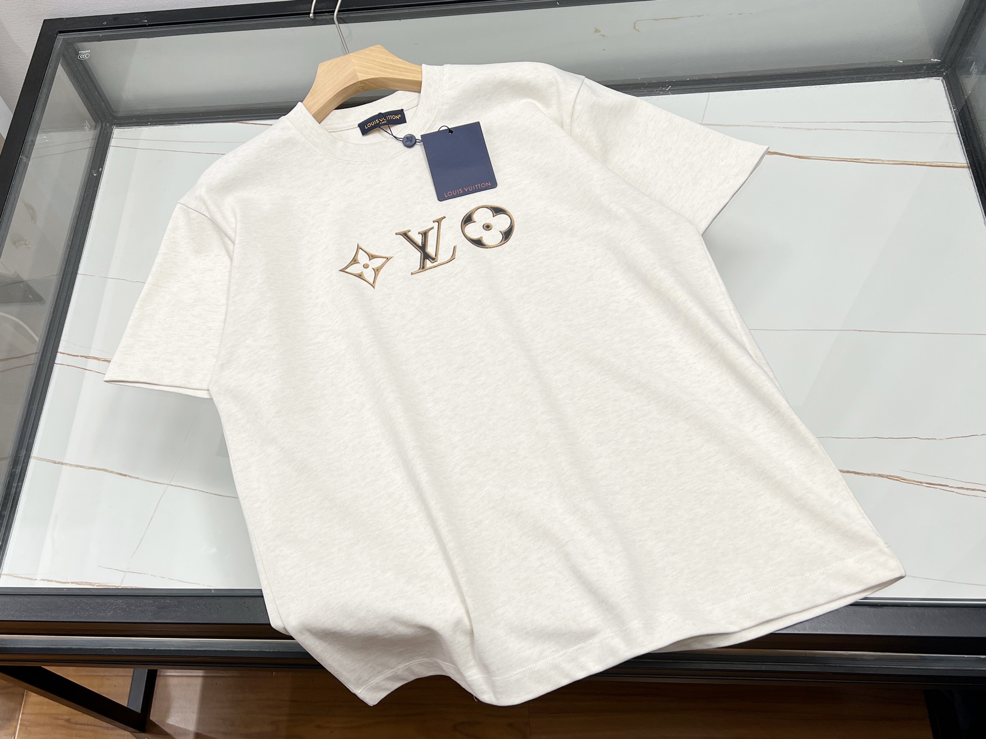 NO:860620,-26SS - Letter casual and fashionable short sleeves, unlocking the code of summer trends. The casual and fashionable lettered short sleeves, a must-have for summer wardrobe, are simply the perfect fusion of fashion and comfort. It is based on simple design and cleverly incorporates personalized letter elements, instantly breaking the monotony and injecting vitality and fashion into the overall look.  Selected high-quality fabrics are soft to the touch and skin-friendly, and have excellent breathability, allowing you to keep your body dry and comfortable even in the hot summer. The loose fit is not flattering on your figure, so you can easily control it whether you wear it alone to show a casual style, or with a jacket to create a layered look. Whether you are strolling on the street, gathering with friends, or commuting daily, this letter short-sleeve can make you the center of attention. It is not only a simple piece of clothing, but also an expression of personality, allowing you to stand out from the crowd and enjoy the joy of summer fashion.  Now on sale in two colors XS-S-M-L, Louis Vuitton-clothing, louis vuitton, jackets & coats, T-shirt,19860909-26SS———字母休闲时尚短袖,解锁夏日潮流密码 夏日衣橱必备的字母休闲时尚短袖,简直是时尚与舒适的完美融合.它以简约设计为基调,巧妙融入个性字母元素,瞬间打破单调,为整体造型注入活力与时尚感. 精选优质面料,触感柔软亲肤,透气性极佳,即使在炎炎夏日也能保持身体干爽自在.宽松的版型不挑身材,无论是单穿展现随性洒脱,还是搭配外套打造层次感,都能轻松驾驭. 无论是漫步街头、与朋友聚会,还是日常通勤,这件字母短袖都能让你成为焦点.它不仅是简单的衣物,更是个性的表达,让你在人群中脱颖而出,尽情享受夏日时尚带来的愉悦. 现在发售二色XS-S-M-L,路易威登-服装,louis vuitton,jackets & coats,T-shirt,,Women's clothing