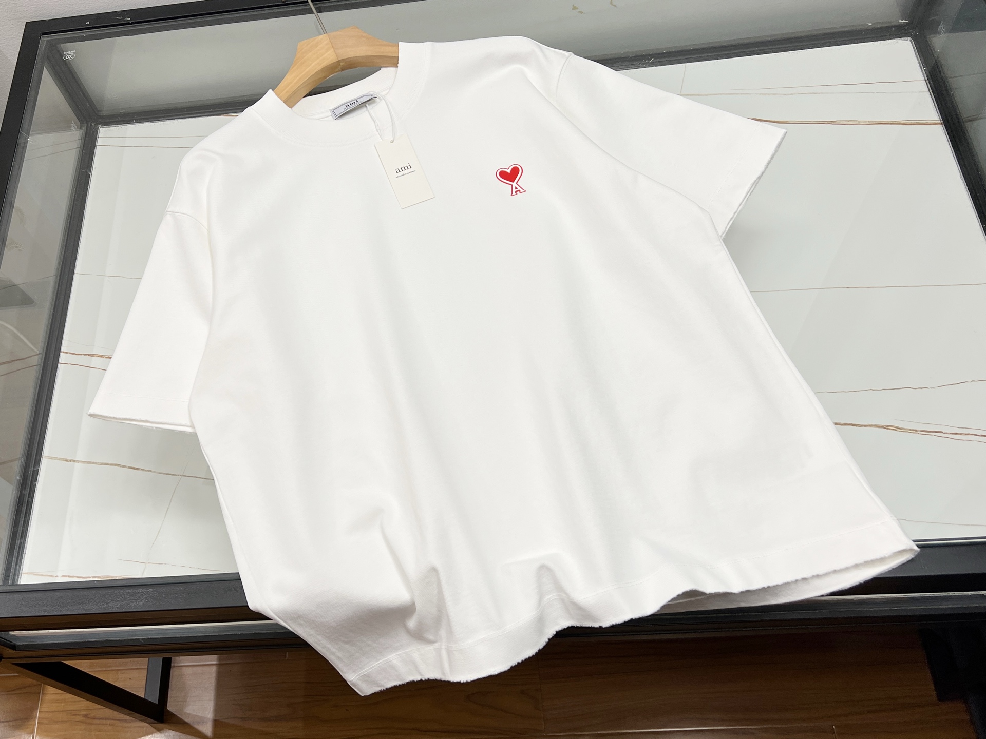 NO:860582,-26SS——Classic love short sleeves, unlocking a new casual and fashionable attitude. This short sleeve is the perfect fusion of fashion and comfort!  The classic love pattern is simple and eye-catching, adding a romantic and sweet atmosphere to the overall look. It can easily become the focus whether it is a daily outing or a date party. The casual washing process is used to give the fabric a unique texture, showing a natural and casual distressed effect, which is retro and fashionable. The weight is just right, the upper body is stiff and stylish, but not heavy, and the breathability is good, so you can stay dry and comfortable even in the hot summer.  The short-sleeved style is neat, not flattering, and can cleverly modify the body shape. Whether it is paired with jeans, short skirts or casual pants, it can be easily matched to create different styles of fashion. It is an indispensable and versatile item in the wardrobe. Available from stock in two colors S-XXL, men's and women's wear, skirts, jeans, T-shirts,19860909-26SS———经典爱心短袖,解锁休闲时尚新姿态 这款短袖堪称时尚与舒适的完美融合！经典爱心图案,简约又吸睛,为整体造型增添一抹浪漫甜美气息,无论是日常出街还是约会聚会,都能轻松成为焦点. 采用休闲水洗工艺,赋予面料独特质感,呈现出自然随性的做旧效果,复古又时髦.克重恰到好处,上身挺括有型,却毫无厚重感,透气性佳,即使在炎炎夏日也能保持干爽自在. 短袖版型利落,不挑身材,能巧妙修饰身形.无论是搭配牛仔裤、短裙还是休闲裤,都能轻松驾驭,打造出不同风格的时尚造型,是衣橱里不可或缺的百搭单品. 现货发货二色S-XXL,男装女装,skirts,jeans,T-shirt,,Women's clothing