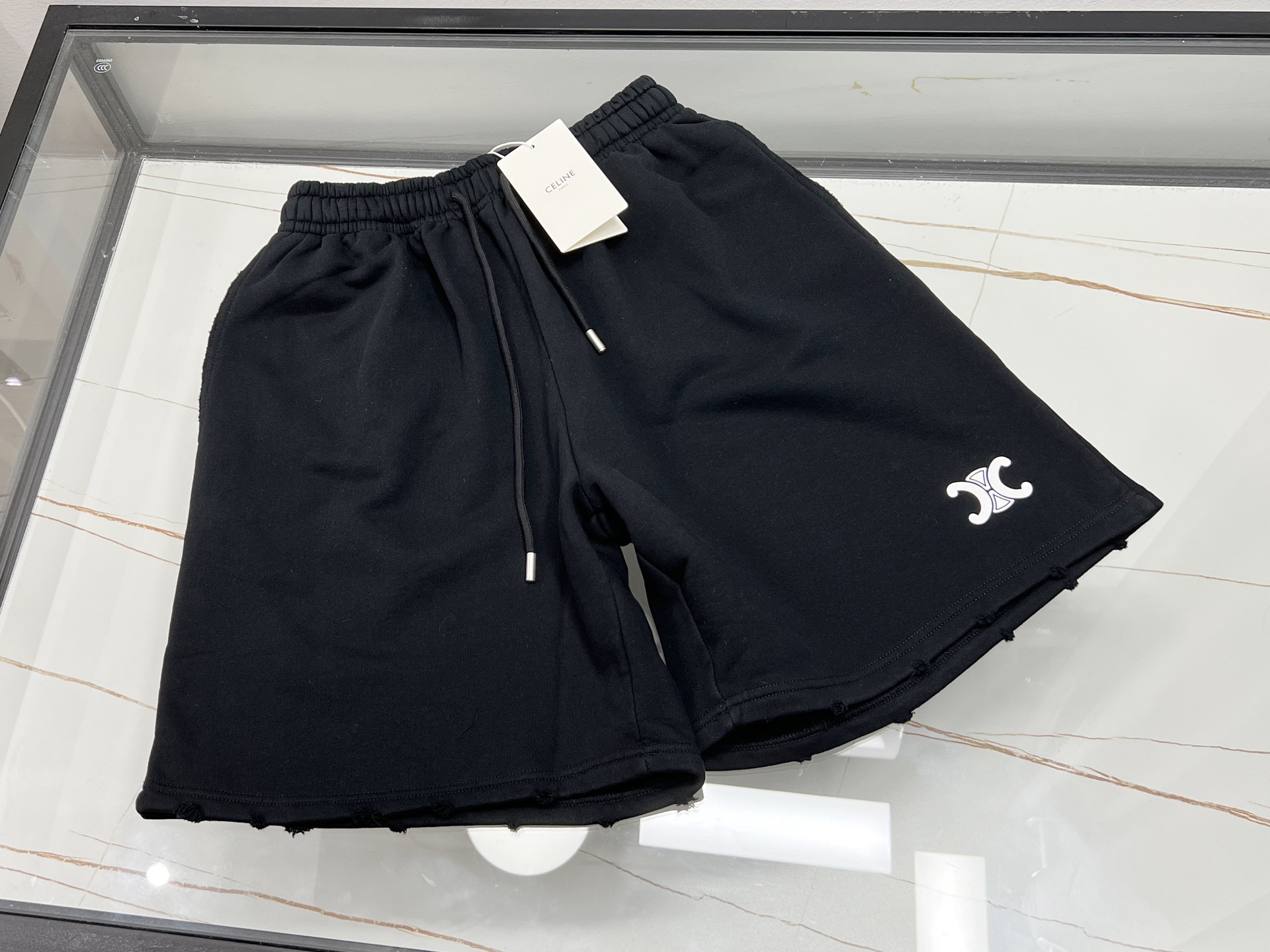 NO:860779,-26SS————The perfect fusion of fashion and comfort with letter picture casual washed weight medium trousers. On the fashion stage, medium trousers have always been a popular item. They have the freshness and neatness of shorts, but are a bit more subtle and stable than shorts. Today I will introduce to you this letter picture casual washed weight medium trousers, which brings fashion sense and practicality to a new level. ## Unique design, highlighting personality  The most eye-catching thing about this pair of mid-pants is its unique lettering design. On the prominent position of the trouser legs, the carefully printed lettering pattern seems to be a fashion code, telling a unique trend attitude. These letters may be large or small, or arranged neatly, or at random, in harmony with  The overall styles of the pants complement each other. Some letters use bright colors, which instantly become the focus on the plain pants, adding liveliness and playfulness to the wearer; others use low-key tones and cleverly blend with the color of the pants, creating a subtle and restrained fashion sense.  In addition to letter patterns, the pants may also be paired with some interesting small pictures, such as cartoon images, abstract symbols, etc. These elements are intertwined to form a picture full of creativity and personality, making each pair of pants a unique work of art. Whether you are walking on the bustling urban streets or strolling on the quiet campus paths, these mid-pants can easily make you the center of attention and show your unique fashion taste. ## High-quality wash, texture upgrade  The washing process is a highlight of these mid-pants. After professional washing, the fabric of the trousers becomes softer and more comfortable, and there is no itching feeling when worn next to the body. The color after washing is more natural and soft, showing a retro texture, as if it carries traces of time, exuding a unique charm. Moreover, the washing process can also enhance the breathability and moisture absorption of the fabric, keeping your skin dry and comfortable even in hot summer, away from the heat and humidity.  Three colors S-XXL, Celine-clothing, celine, shorts, available for sale now.19860909-26SS———字母图片休闲水洗克重中裤时尚与舒适的完美融合 在时尚的舞台上,中裤一直是备受青睐的热门单品,它既有着短裤的清爽利落,又比短裤多了几分含蓄与稳重.而今天要给大家介绍的这款字母图片休闲水洗克重中裤,更是将时尚感与实用性提升到了全新的高度. ## 独特设计,彰显个性 这款中裤最引人注目的地方,莫过于它别具一格的字母图片设计.在裤腿的显眼位置,精心印制的字母图案,仿佛是时尚的密码,诉说着独特的潮流态度.这些字母或大或小,或排列整齐,或错落有致,与裤子整体风格相得益彰.有的字母采用了鲜艳的色彩,在素色的裤身上瞬间成为焦点,为穿着者增添了一份活泼与俏皮；有的则运用了低调的色调,与裤子颜色巧妙融合,营造出一种含蓄而内敛的时尚感. 除了字母图案,裤子上还可能搭配有一些趣味性的小图片,如卡通形象、抽象符号等.这些元素相互交织,形成了一幅充满创意与个性的画面,让每一条裤子都成为独一无二的艺术品.无论是走在繁华的都市街头,还是漫步在宁静的校园小径,这款中裤都能让你轻松成为众人瞩目的焦点,展现出与众不同的时尚品味. ## 优质水洗,质感升级 水洗工艺是这款中裤的一大亮点.经过专业的水洗处理,裤子的面料变得更加柔软舒适,贴身穿也不会有丝毫的刺痒感.水洗后的颜色更加自然柔和,呈现出一种复古的质感,仿佛带着岁月的痕迹,散发着独特的魅力.而且,水洗工艺还能增强面料的透气性和吸湿性,即使在炎热的夏天,也能让你的肌肤保持干爽舒适,远离闷热与潮湿. 现货发售三色S-XXL,赛琳-服装,celine,shorts,,Women's clothing