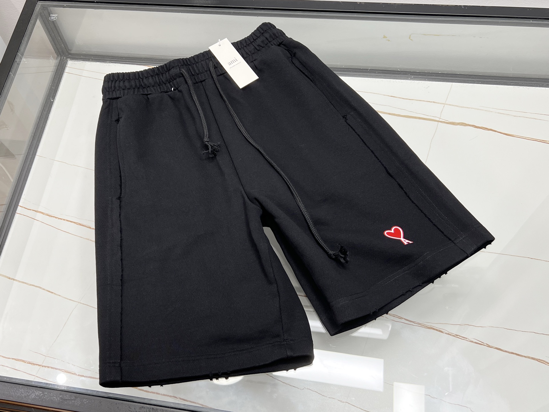 NO:860758,-26SS————The perfect fusion of fashion and comfort in casual washed heavy weight medium pants with love letters and pictures. On the fashion stage, medium pants have always been a popular item. They have the freshness and neatness of shorts, but are a little more subtle and stable than shorts. The casual washed heavyweight medium pants with letters and pictures that I want to introduce to you today have raised the sense of fashion and practicality to a new level. ## Unique design, highlighting personality  The most eye-catching thing about this pair of mid-pants is its unique lettering design. On the prominent position of the trouser legs, the carefully printed lettering pattern seems to be a fashion code, telling a unique trend attitude. These letters may be large or small, or arranged neatly, or at random, in harmony with  The overall styles of the pants complement each other. Some letters use bright colors, which instantly become the focus on the plain pants, adding liveliness and playfulness to the wearer; others use low-key tones and cleverly blend with the color of the pants, creating a subtle and restrained fashion sense.  In addition to letter patterns, the pants may also be paired with some interesting small pictures, such as cartoon images, abstract symbols, etc. These elements are intertwined to form a picture full of creativity and personality, making each pair of pants a unique work of art. Whether you are walking on the bustling urban streets or strolling on the quiet campus paths, these mid-pants can easily make you the center of attention and show your unique fashion taste. ## High-quality wash, texture upgrade  The washing process is a highlight of these mid-pants. After professional washing, the fabric of the trousers becomes softer and more comfortable, and there is no itching feeling when worn next to the body. The color after washing is more natural and soft, showing a retro texture, as if it carries traces of time, exuding a unique charm. Moreover, the washing process can also enhance the breathability and moisture absorption of the fabric, keeping your skin dry and comfortable even in hot summer, away from the heat and humidity.  Available now in two colors S-XXL, men's clothing, shorts,19860909-26SS———爱心字母图片休闲水洗克重中裤时尚与舒适的完美融合 在时尚的舞台上,中裤一直是备受青睐的热门单品,它既有着短裤的清爽利落,又比短裤多了几分含蓄与稳重.而今天要给大家介绍的这款字母图片休闲水洗克重中裤,更是将时尚感与实用性提升到了全新的高度. ## 独特设计,彰显个性 这款中裤最引人注目的地方,莫过于它别具一格的字母图片设计.在裤腿的显眼位置,精心印制的字母图案,仿佛是时尚的密码,诉说着独特的潮流态度.这些字母或大或小,或排列整齐,或错落有致,与裤子整体风格相得益彰.有的字母采用了鲜艳的色彩,在素色的裤身上瞬间成为焦点,为穿着者增添了一份活泼与俏皮；有的则运用了低调的色调,与裤子颜色巧妙融合,营造出一种含蓄而内敛的时尚感. 除了字母图案,裤子上还可能搭配有一些趣味性的小图片,如卡通形象、抽象符号等.这些元素相互交织,形成了一幅充满创意与个性的画面,让每一条裤子都成为独一无二的艺术品.无论是走在繁华的都市街头,还是漫步在宁静的校园小径,这款中裤都能让你轻松成为众人瞩目的焦点,展现出与众不同的时尚品味. ## 优质水洗,质感升级 水洗工艺是这款中裤的一大亮点.经过专业的水洗处理,裤子的面料变得更加柔软舒适,贴身穿也不会有丝毫的刺痒感.水洗后的颜色更加自然柔和,呈现出一种复古的质感,仿佛带着岁月的痕迹,散发着独特的魅力.而且,水洗工艺还能增强面料的透气性和吸湿性,即使在炎热的夏天,也能让你的肌肤保持干爽舒适,远离闷热与潮湿. 现货发售二色S-XXL,男装,shorts,,Women's clothing