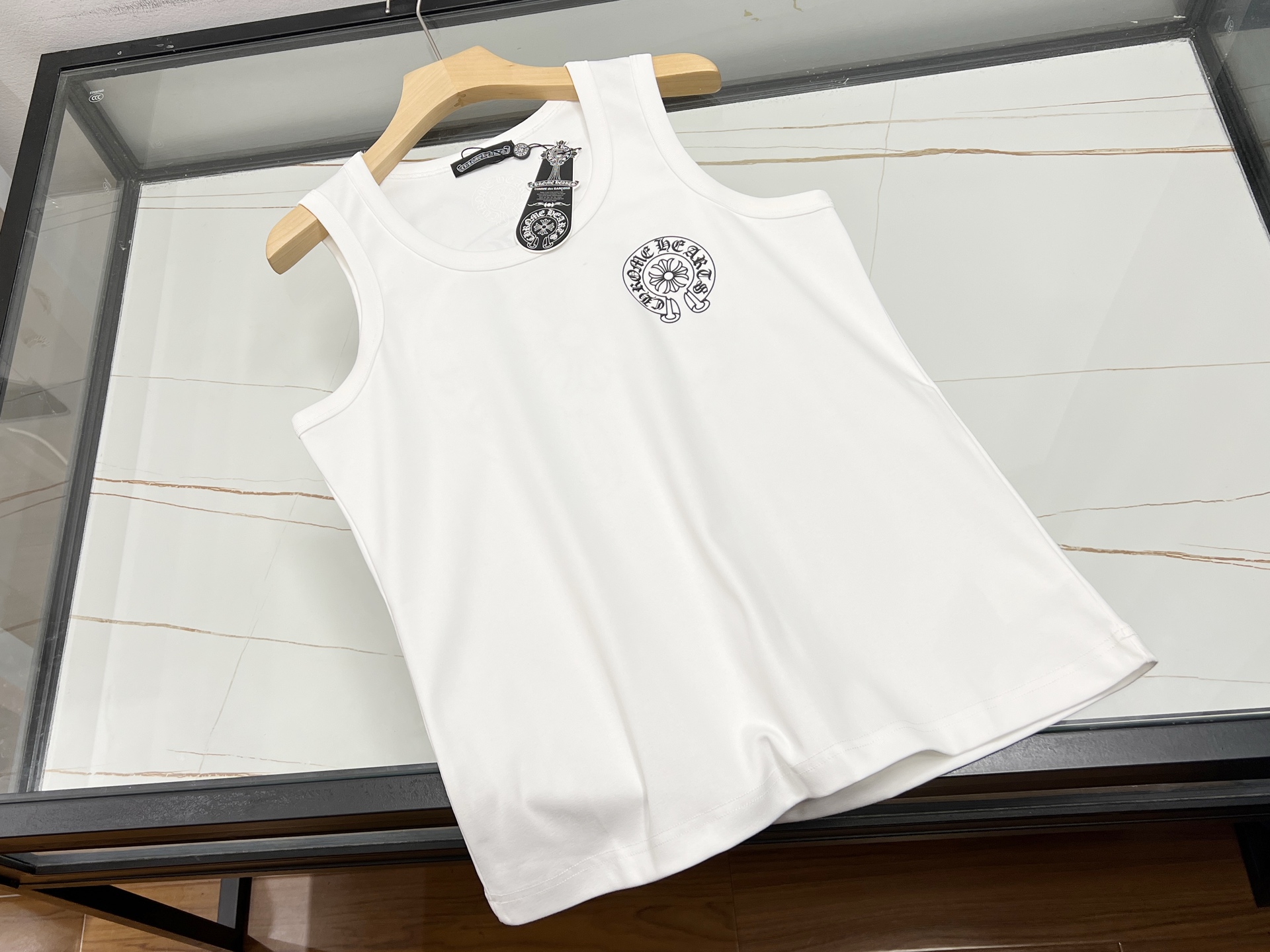 NO:860601,-26SS - The freedom of belief in wearing Croix Heart printed short sleeves. When Croix Heart's classic cross print appears on short sleeves, it has gone beyond simple clothing matching - it is a declaration about the soul. Every smooth silver thread embroidery is like metal polished by time, carving uncompromising edges and corners on the fabric.  When you put it on, you can hear the clear sound of silver jewelry colliding with your skin, which is the whisper of freedom and uninhibitedness. Crow Heart never disdains chasing trends, it is the creator of trends. Those looming ancient text patterns hide codes that travel through time and space, giving ordinary T-shirts an instant sense of story.  This is not a piece of clothing, but an attitude that insists on uncompromising self-style and bravely explores unknown areas. When the sun shines on the print, even the shadow has a sense of high-end - because the weight of Chrome Hearts is never measured by fabric, it is the weight of taste, but also the weight of life. Available from stock in two colors S-XXL, Chrome Hearts-clothing, chrome hearts, T-shirts, tees, t-shirts,19860909-26SS——克罗心印花短袖穿在身上的自由信仰 当克罗心的经典十字印花跃然于短袖之上,这早已超越了简单的服饰搭配——它是一场关于灵魂的宣言.每一道流畅的银线刺绣,都像是被岁月打磨过的金属,在布料上镌刻出永不妥协的棱角.  穿上它,仿佛能听见银饰与肌肤碰撞的清响,那是自由与不羁的私语.克罗心从不屑于追逐潮流,它本身就是潮流的缔造者.那些若隐若现的古老文字纹样,藏着穿越时空的密码,让平凡的T恤瞬间有了故事感.  这不是一件衣服,而是一种态度坚持自我风格不妥协,勇敢探索未知领域.当阳光洒在印花上,连影子都带着高级感——因为克罗心的重量,从来不是布料能衡量,它是品味的重量,更是人生的分量.  现货发货二色S-XXL,克罗心-服装,chrome hearts,T-shirt,tees，t-shirt,,Women's clothing