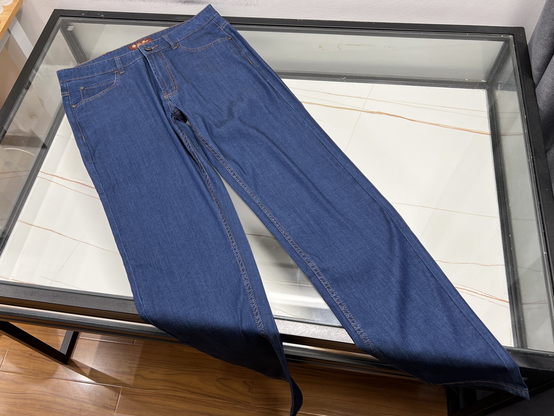 NO:870280,-26SS - LP's exclusive summer straight-leg jeans, with ultra-thin Tencel fabric as the core highlight, light and breathable like a second skin, saying goodbye to the sultry constraints. Made of natural Tencel blending technology, it feels smooth and silk-like, with excellent drape, and is elegant and agile when walking. The loose straight cut accommodates various leg shapes, modifies the leg shape without being tight, and seamlessly switches between business and leisure scenes.  .The body of the trousers has been treated with a special washing process, giving it a natural aged texture, with a low-key and high-end feel. The invisible elastic design at the waist improves comfort, and the side diagonal pockets are practical and neat. Whether it is worn with a shirt for commuting or a T-shirt for outings, it can be easily controlled. The light weight of 200 grams makes you almost forget that it exists. It is an indispensable and versatile item in the summer wardrobe.  Ready for delivery, light blue 31-32-33-34-36-38-40, men's clothing, loro piana, jeans, shirts, tees, t-shirt,19860909-26SS———LP夏季专属的直筒牛仔裤,以超薄天丝面料为核心亮点,轻盈透气如第二层肌肤,告别闷热束缚.采用天然天丝混纺工艺,触感柔滑似丝绸,垂坠感极佳,行走间自带飘逸灵动.宽松直筒剪裁包容各种腿型,修饰腿型不紧绷,商务休闲场景无缝切换.裤身经过特殊水洗工艺处理,呈现自然做旧质感,低调中透着高级感.腰头隐形弹力设计提升舒适度,侧边斜插口袋实用又利落.无论是搭配衬衫通勤,还是T恤出游,都能轻松驾驭,200克的轻盈重量让你几乎忘记它的存在,是夏日衣橱里不可或缺的百搭单品. 现货发货浅蓝31-32-33-34-36-38-40,男装,loro piana,jeans,shirts,tees，t-shirt,,Women's clothing