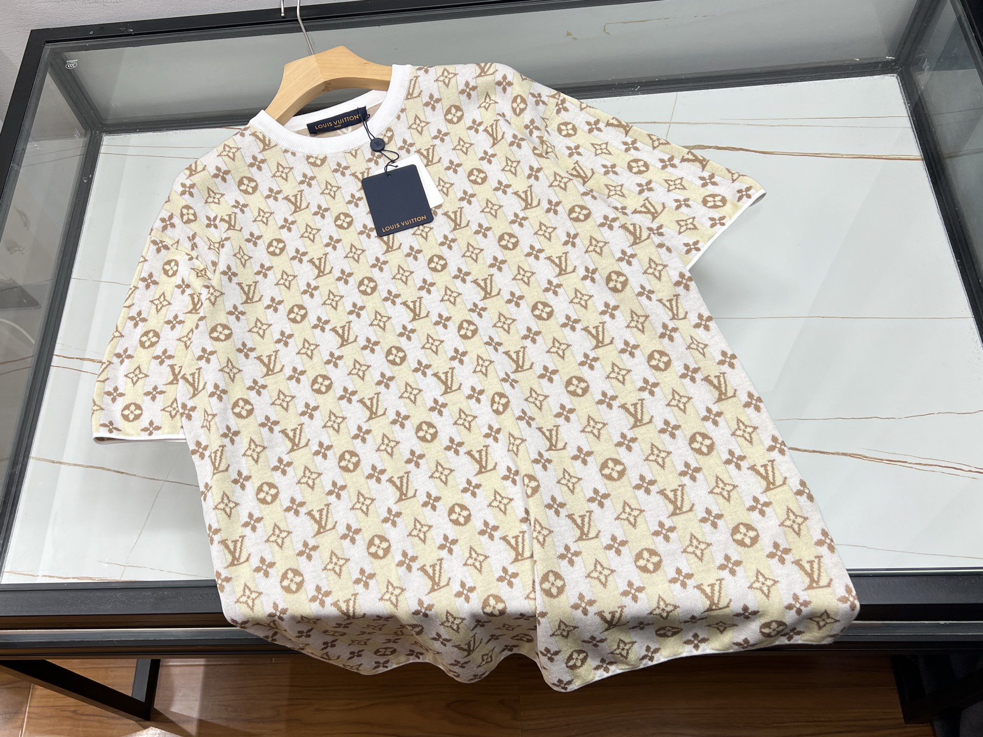 NO:860722,-26SS——— Letter jacquard knitted short-sleeved shirt, the new summer fashion favorite. How can a summer wardrobe be without this lettered jacquard knitted short-sleeved shirt!  It breaks the rules with its unique design and cleverly integrates letter elements into jacquard craftsmanship. Every detail shows your personality and attitude, easily making you stand out from the crowd. The knitted fabric is soft and skin-friendly, and has excellent breathability. Even in the hot summer, it allows the skin to breathe freely, saying goodbye to stuffiness and stickiness. The short-sleeved version is neat and refreshing, modifying the arm lines, showing flexibility and playfulness.  Whether paired with casual shorts to enjoy a relaxing time strolling on the street, or paired with a flowing long skirt to attend a summer party, it can be perfectly matched and add points to the overall look. A monogram jacquard knitted short-sleeve unlocks unlimited summer outfit possibilities, allowing you to easily become the focus of fashion!  Now on sale in apricot S-XL, Louis Vuitton-clothing, louis vuitton, skirts, shorts, T-shirt,19860909-26SS———字母提花针织短袖,夏日时尚新宠 夏日衣橱怎能少了这件字母提花针织短袖！它以独特设计打破常规,将字母元素巧妙融入提花工艺,每一处细节都彰显个性态度,轻松让你在人群中脱颖而出. 针织面料柔软亲肤,透气性绝佳,即便在炎炎夏日,也能让肌肤自由呼吸,告别闷热黏腻.短袖版型利落清爽,修饰手臂线条,尽显灵动与俏皮. 无论是搭配休闲短裤,漫步街头享受惬意时光；还是配上飘逸长裙,出席夏日聚会,它都能完美适配,为整体造型加分.一件字母提花针织短袖,解锁夏日无限穿搭可能,让你轻松成为时尚焦点！ 现在发售杏色S-XL,路易威登-服装,louis vuitton,skirts,shorts,T-shirt,,Women's clothing