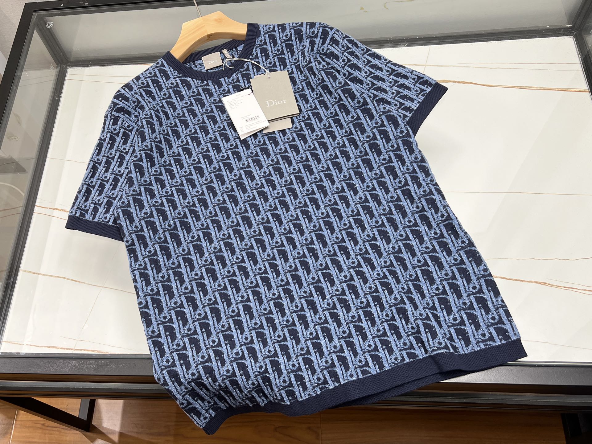 NO:860663,-26SS————The new summer trend of casual and fashionable word jacquard short-sleeves. This casual and fashionable word jacquard short-sleeve is undoubtedly a must-have item for this summer’s wardrobe. Its unique word jacquard craftsmanship cleverly integrates words into the fabric, breaks the rules, gives the clothes a unique artistic sense, and shows your personality. The short-sleeved version is loose and comfortable, highly tolerant to various body types, and allows you to move freely without restraint. The fabric is skin-friendly and breathable, allowing the skin to breathe freely even in the hot summer, keeping you dry at all times.  In terms of matching, it can be called a 'universal match'. Paired with jeans, it is casual and casual, and you can easily take pictures while strolling on the street; paired with casual shorts, it is full of energy and youthful atmosphere; paired with a thin shirt, it adds a sense of layering and fashion. Whether it is a daily outing, a gathering with friends, or commuting to work, it can make you easily become the focus and show your unique charm. Available in stock in blue S-XL, Dior-clothing, dior, shorts, jeans, shirts, T-shirt,19860909-26SS———字提花休闲时尚短袖夏日潮流新宠 这款字提花休闲时尚短袖,无疑是今夏衣橱的必备单品.其独特的字提花工艺,将文字巧妙融入面料,打破常规,赋予衣物别样艺术感,彰显个性态度. 短袖版型宽松舒适,对各种身材都有极高包容度,活动自如无束缚.面料亲肤透气,即便在炎炎夏日,也能让肌肤畅快呼吸,时刻保持干爽. 在搭配上,它堪称“万能搭子”.配牛仔裤,休闲随性,漫步街头轻松出片；搭休闲短裤,活力满满,尽显青春气息；外搭薄款衬衫,又多了几分层次感与时尚感.无论是日常出游、朋友聚会还是上班通勤,它都能让你轻松成为焦点,展现独特魅力. 现货发货蓝色S-XL,迪奥-服装,dior,shorts,jeans,shirts,T-shirt,,Women's clothing
