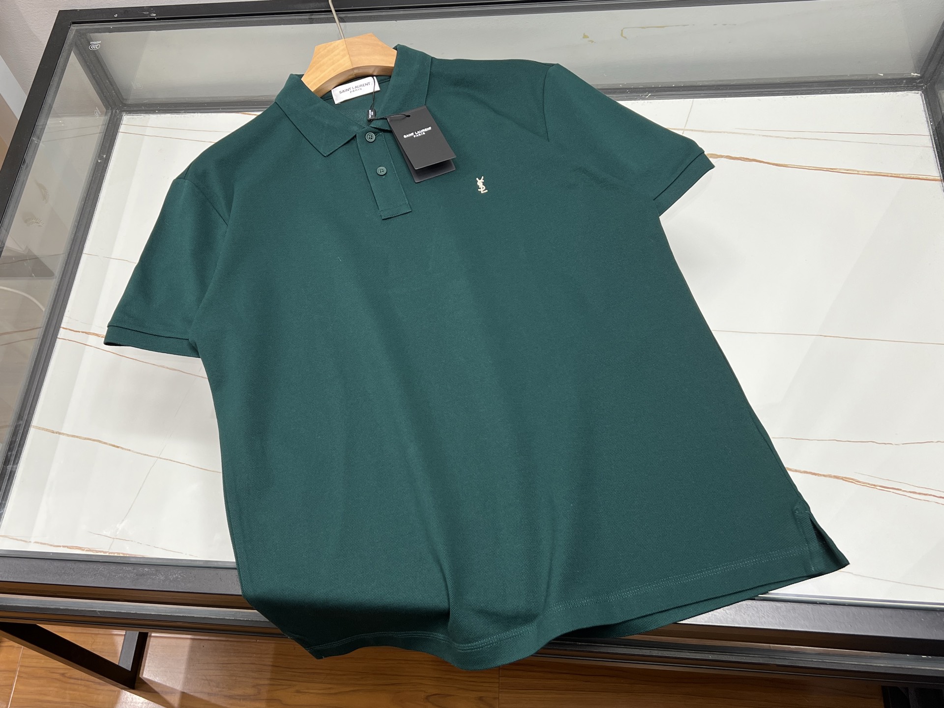 NO:860683,-26SS————Fashionable short sleeves with Zhudi letters on the lapel, unlocking the summer trend code. This fashionable short sleeve with Zhudi letters on the lapel is a treasure item in the summer wardrobe. The classic lapel design is neat and energetic, adding a bit of capable temperament to the overall look. The unique Zhudi letter decoration on the chest is exquisite and eye-catching, subtly breaking the monotony and highlighting your personality. The short-sleeved version fits the body shape and allows free movement. It can be easily adapted for daily outings, sports and fitness, or gatherings with friends.  The fabric is skin-friendly and breathable, allowing the skin to breathe freely even in the hot summer, keeping it dry and comfortable at all times. Paired with jeans, shorts or casual skirts, you can easily create different fashion styles, making you the most dazzling presence on the streets this summer. Available in stock in two colors XS-S-M-L-XL, saint laurent-clothing, saint laurent, skirts, shorts, jeans, T-shirt,19860909-26SS————翻领珠迪字母时尚短袖,解锁夏日潮流密码 这款翻领珠迪字母时尚短袖,是夏日衣橱的宝藏单品.经典的翻领设计,利落又显精神,为整体造型增添了几分干练气质. 胸前独特的珠迪字母装饰,精致且吸睛,巧妙地打破单调,彰显个性态度.短袖的版型贴合身形,活动自如,无论是日常出街、运动健身,还是与朋友聚会,都能轻松适配. 面料亲肤透气,即使在炎炎夏日,也能让肌肤自由呼吸,时刻保持干爽舒适.搭配牛仔裤、短裤或休闲裙,都能轻松营造出不同的时尚风格,让你在这个夏天成为街头最耀眼的存在. 现货发售二色XS-S-M-L-XL,圣罗兰-服装,saint laurent,skirts,shorts,jeans,T-shirt,,Women's clothing