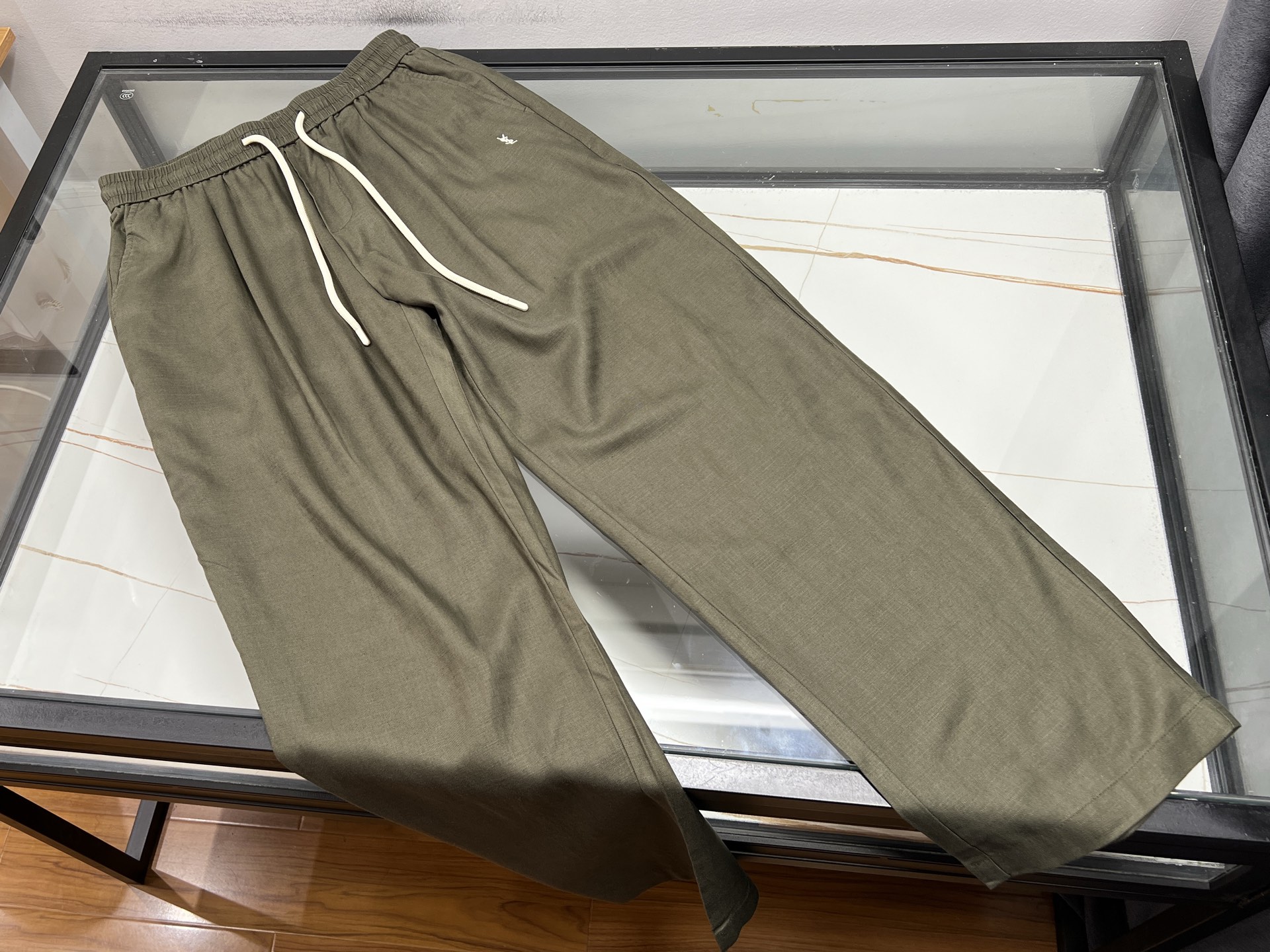 NO:860684,——The new trendy trendy casual pants with letter horse print. These stylish casual pants with letter horse print are definitely a wardrobe must-have for fashionistas. On the trousers, the smart letter horse print pops up, unique and eye-catching, as if the free and unrestrained prairie atmosphere is worn on the body, instantly breaking the rules and showing off the individual attitude.  Its shape is designed to fit the curves of the human body, loose but not dragging, allowing you to move freely without restraint. The fabric is soft against the skin and has good breathability, making you feel comfortable even if you wear it for a long time. Whether it is paired with a simple T-shirt to create a casual daily style or a trendy sweater to create a sense of youthful vitality, it can be easily controlled and make you stand out from the crowd and become the most dazzling presence on the street. Green XS-L, Saint Laurent - Clothing, Saint  laurent,hoodie,sweatshirts,tees,t-shirt,19860909——字母马印花字母时尚休闲裤潮流新宠 这款字母马印花字母时尚休闲裤,绝对是时尚达人的衣橱必备.裤身之上,灵动的字母马印花跃然眼前,独特又吸睛,仿佛将自由奔放的草原气息穿在了身上,瞬间打破常规,彰显个性态度. 其版型设计贴合人体曲线,宽松却不拖沓,活动自如无束缚.面料亲肤柔软,透气性佳,即便长时间穿着也倍感舒适.无论是搭配简约T恤,打造随性日常风；还是配上潮流卫衣,营造青春活力感,它都能轻松驾驭,让你在人群中脱颖而出,成为街头最耀眼的存在. 现货发售绿色XS-L,圣罗兰-服装,saint laurent,hoodie,sweatshirts,tees，t-shirt,,Women's clothing