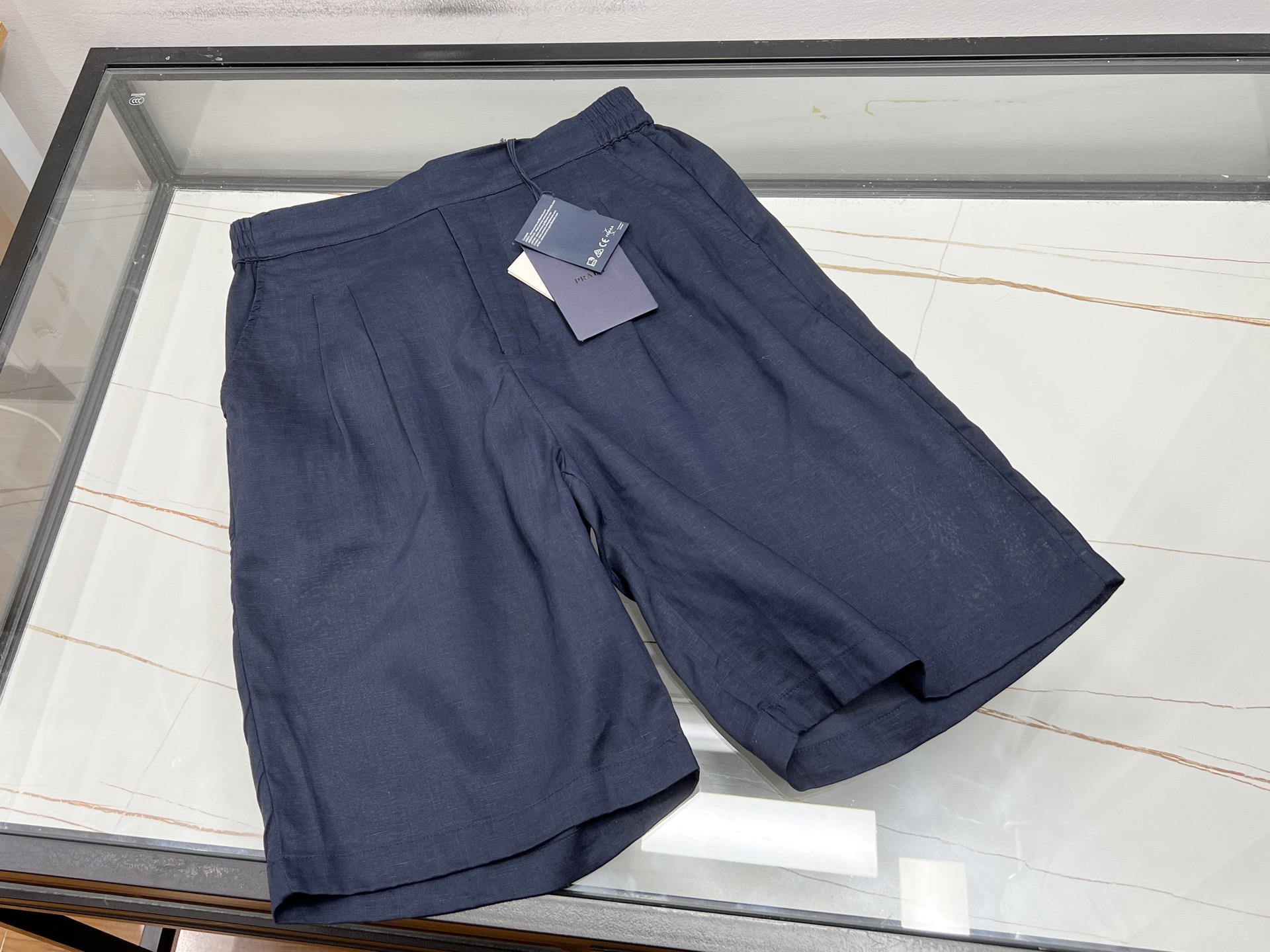 NO:860664,-26SS - The perfect fusion of nature and style in linen and cotton casual and fashionable men's suits. When the linen cotton fiber touches the skin lightly, it is as if you can hear the heartbeat of the earth - this is the charm of linen and cotton casual and fashionable men's suits. It is not gorgeous, but has a sense of breeze. It uses natural texture and low saturated tones to wear Morandi's canvas-like poetry on the body.  The top-grade linen blend fabric has undergone 8 layers of anti-wrinkle treatment, with MAX breathability, anti-wrinkle and anti-deformation. It is refreshing and non-sticky in summer, and keeps warm even when the temperature drops on autumn nights. The oversize tailoring flatters the body shape, and the stand-up collar design brings out the gentlemanly temperament. With the color card selection from deep green to earth brown, there is always a touch that can touch the DNA of the soul.  Wear a pure white T-shirt underneath to instantly transform into a street trendy person, or layer a shirt to switch to business elite mode, making it easy to control a variety of looks. Details such as raw wood buttons and plant dyeing techniques make each piece of clothing a work of art that 'tells a story.' It does not rely on LOGO to add a sense of luxury, but uses relaxed demeanor and quality that can withstand the test of time to interpret the true philosophy of taste.  From commuting to the workplace to weekend cafes, from morning dew to dusk breeze, this set of linen cotton equipment allows you to switch freely between formality and laziness, becoming a walking salt-type male god harvester. After all, the most advanced fashion is to make yourself comfortable. Two-color S-XL, Prada-clothing, prada, versace, shirts, available now.19860909-26SS——麻棉休闲时尚男装套装自然与格调的完美融合当麻棉纤维轻触肌肤,仿佛能听见大地的心跳——这便是麻棉休闲时尚男装套装的魅力所在.它不争艳丽,却自带清风感,用天然肌理与低饱和色调,将莫兰迪画布般的诗意穿在身上. 顶级亚麻混纺面料经过8重抗皱处理,透气性MAX,抗皱抗变形,夏日清爽不黏腻,秋夜降温亦保暖.Oversize剪裁修饰身形,立领设计拉满绅士气质,从深邃绿到大地棕的色卡选择,总有一抹能戳中灵魂DNA. 内搭纯白T秒变街头潮人,叠穿衬衫切换商务精英模式,百变造型轻松驾驭.原木纽扣、植物染工艺等细节,让每件衣服都成为会“讲故事”的艺术品.它不靠LOGO堆砌高级感,而是用松弛气度与经得起时间考验的品质,诠释真正的品味哲学. 从职场通勤到周末咖啡馆,从清晨露水到黄昏微风,这套麻棉装备让你在正式与慵懒间自由切换,做行走的盐系男神收割机.毕竟,最高级的时尚,是让自己舒服. 现货发售二色S-XL,普拉达-服装,prada,versace,shirts,,Women's clothing