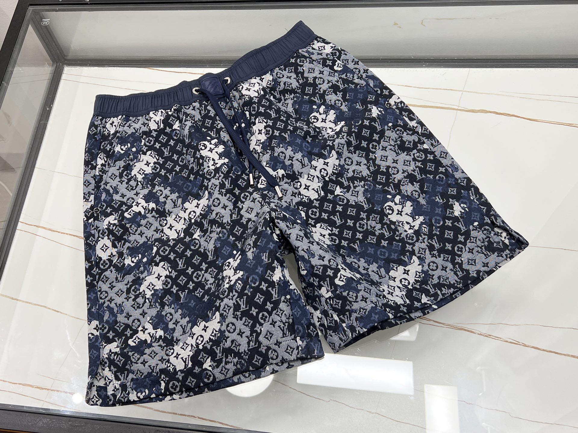 NO:860543,——A must-have for summer!  Beach jacquard casual mid-pants These beach jacquard casual mid-pants are an excellent match for summer travel. The unique jacquard craftsmanship gives the pants a refined texture and a full sense of fashion, allowing you to easily stand out from the crowd. The loose fit allows free movement without restraint, making it perfect for walking on the beach or doing outdoor activities. High-quality fabric is skin-friendly and breathable, and can quickly absorb moisture and sweat, keeping you dry at all times. Paired with a simple T-shirt and sandals, you can easily create a casual casual style and enjoy the pleasant summer time.  Ready for sale blue XS-S-M-L, Louis Vuitton-clothing, louis vuitton, sandals, tees, t-shirt,19860909———夏日必备！沙滩提花休闲中裤 这条沙滩提花休闲中裤,是夏日出行的绝佳搭子.独特提花工艺,为裤子赋予精致纹理,时尚感拉满,让你在人群中轻松脱颖而出. 宽松版型,活动自如无束缚,无论漫步沙滩,还是进行户外活动都超合适.优质面料,亲肤透气,能快速吸湿排汗,时刻保持干爽.搭配简约T恤、凉鞋,轻松打造随性休闲风,尽享惬意夏日时光. 现货发售蓝色XS-S-M-L,路易威登-服装,louis vuitton,sandals,tees，t-shirt,,Women's clothing