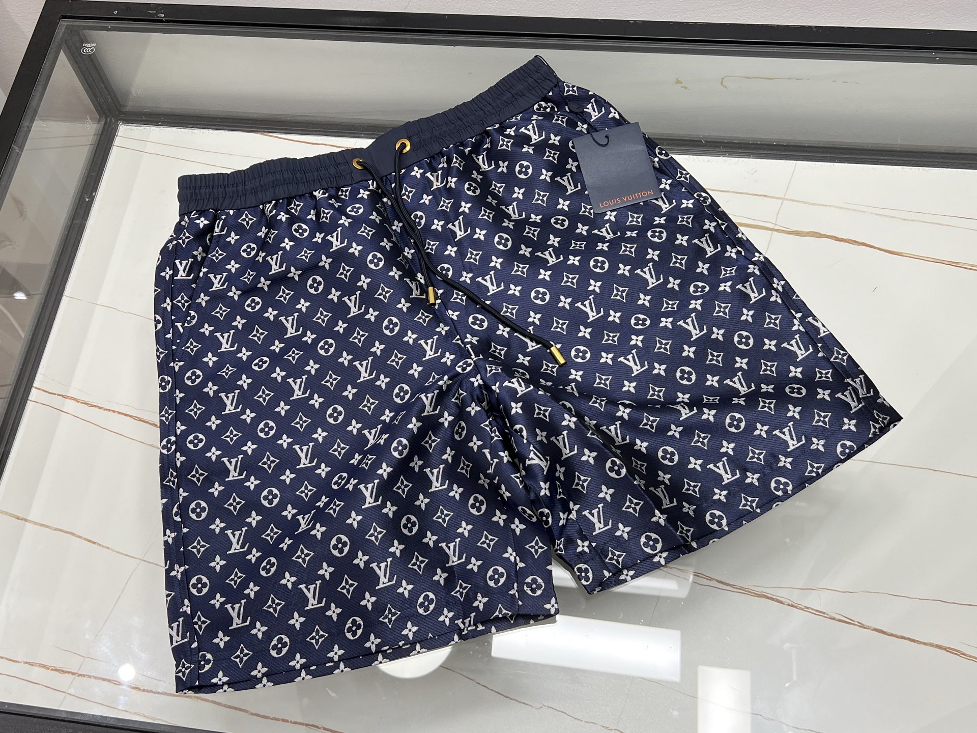 NO:860524,——A must-have for summer!  Beach jacquard casual mid-pants These beach jacquard casual mid-pants are an excellent match for summer travel. The unique jacquard craftsmanship gives the pants a refined texture and a full sense of fashion, allowing you to easily stand out from the crowd. The loose fit allows free movement without restraint, making it perfect for walking on the beach or doing outdoor activities. High-quality fabric is skin-friendly and breathable, and can quickly absorb moisture and sweat, keeping you dry at all times. Paired with a simple T-shirt and sandals, you can easily create a casual casual style and enjoy the pleasant summer time.  Ready for sale blue/coffee XS-S-M-L, Louis Vuitton-clothing, louis vuitton, sandals, tees, t-shirt,19860909———夏日必备！沙滩提花休闲中裤 这条沙滩提花休闲中裤,是夏日出行的绝佳搭子.独特提花工艺,为裤子赋予精致纹理,时尚感拉满,让你在人群中轻松脱颖而出. 宽松版型,活动自如无束缚,无论漫步沙滩,还是进行户外活动都超合适.优质面料,亲肤透气,能快速吸湿排汗,时刻保持干爽.搭配简约T恤、凉鞋,轻松打造随性休闲风,尽享惬意夏日时光. 现货发售蓝色/咖啡XS-S-M-L,路易威登-服装,louis vuitton,sandals,tees，t-shirt,,Women's clothing