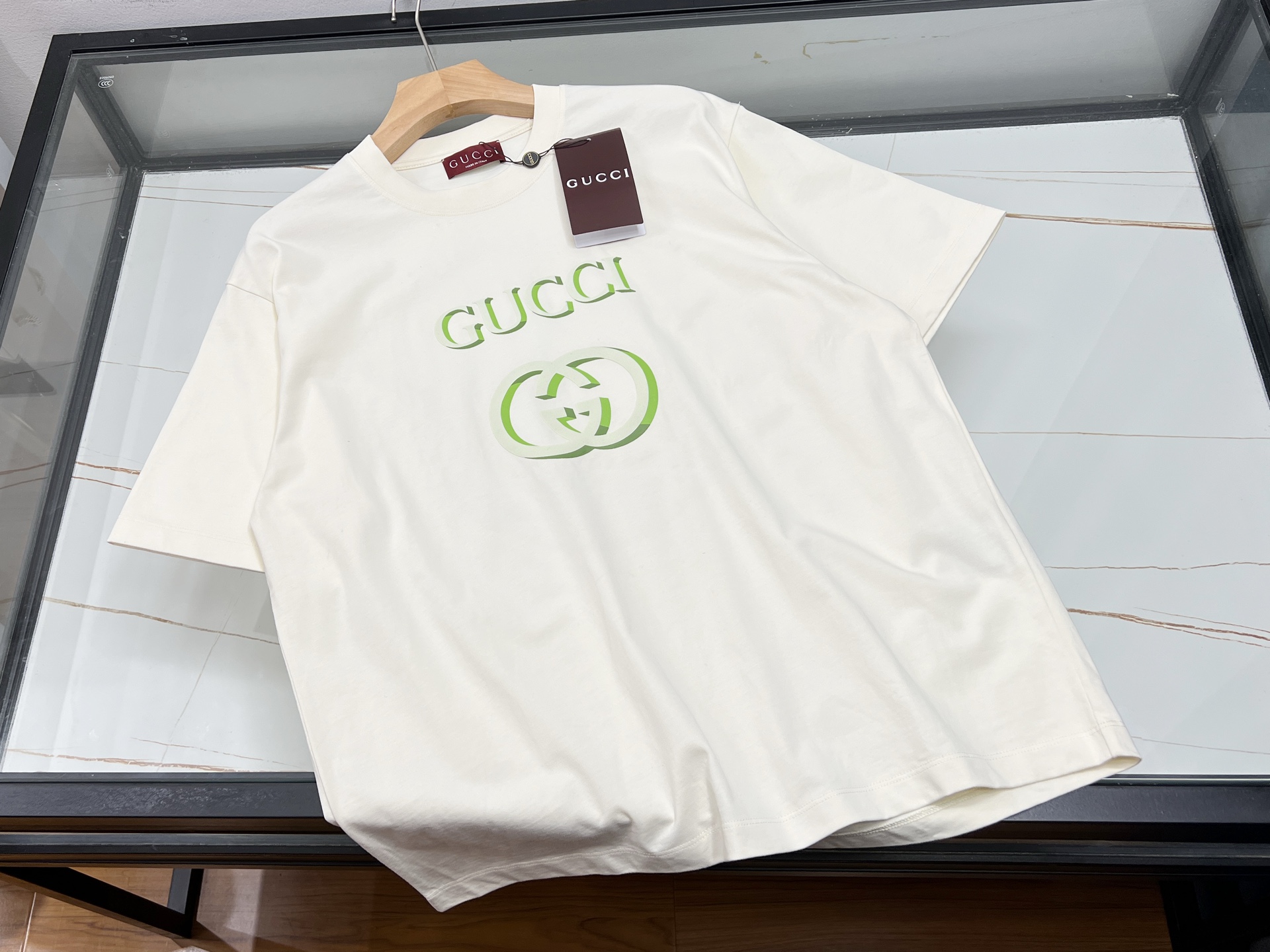 NO:860740,-26SS——Letter printing injects fashion soul into casual short sleeves!  This short-sleeved shirt is made of soft, skin-friendly fabrics. The upper body is comfortable and breathable, as if it were embraced by clouds. The classic round neck design is simple and elegant, suitable for various face shapes. The personalized letter pattern on the chest can be playful and cute, or cool and stylish, instantly breaking the monotony and showing a unique attitude. Loose version  The shape is not picky about your figure, it covers your body and makes you look slimmer. Whether you wear it with jeans for a casual street style, or with a short skirt for a sweet girly look, you can easily control it. With it on your daily outings or gatherings with friends, you will always be at the forefront of fashion and become a dazzling presence in the crowd!  Ready for sale in two colors XS-S-M-L, Gucci-clothing, gucci, skirts, jeans, T-shirt,19860909-26SS——字母印花为休闲短袖注入时尚灵魂！这款短袖精选柔软亲肤面料,上身舒适透气,仿佛被云朵轻拥.经典圆领设计,简约大方,适配各种脸型.胸前个性字母图案,或俏皮可爱,或酷飒有型,瞬间打破单调,彰显独特态度.宽松版型不挑身材,遮肉又显瘦,无论是搭配牛仔裤展现随性街头风,还是配短裙打造甜美少女感,都能轻松驾驭.日常出街、朋友聚会,有它相伴,让你时刻走在时尚前沿,成为人群中的亮眼存在！ 现货发售二色XS-S-M-L,古驰-服装,gucci,skirts,jeans,T-shirt,,Women's clothing