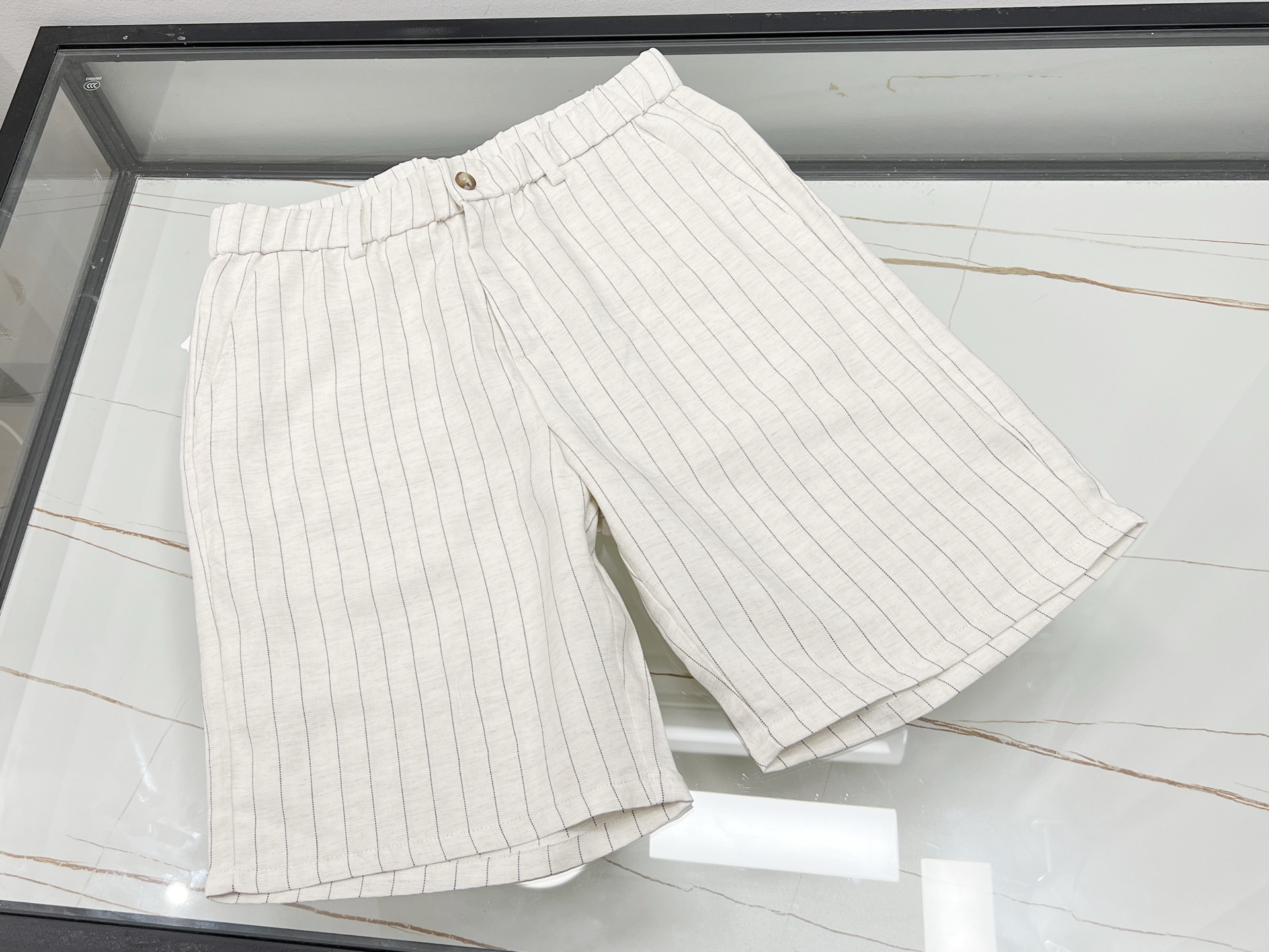 NO:860704,-26SS——BC Fashionable Linen Casual Pants, Unlocking the Casual Summer Style These fashionable linen casual pants are a must-have item for the summer wardrobe. They are made of high-quality linen fabric, which is naturally breathable and sweat-absorbent. Even in the hot summer, it allows the skin to breathe freely and keeps you dry and comfortable at all times.  Mid-pants are neat and stylish, loose and moderate, cleverly modifying the leg lines, covering the flesh and making you look slimmer. The classic solid color design is simple but not out of style. Whether it is paired with a simple white T to show a fresh and casual feel, or paired with a shirt to create a casual and sophisticated workplace style, it can be easily controlled. The details are full of quality, exquisite stitching, and practical pockets, which are both beautiful and practical. Wear them, stroll on the streets, and enjoy the pleasant summer time, fashion and comfort are all in one step.  Ready shipped stripes 31-32-33-34-35-36, men's clothing, shirts,19860909-26SS———BC时尚面麻休闲中裤,解锁夏日随性风尚 这款时尚面麻休闲中裤,是夏日衣橱的必备单品.它精选优质面麻面料,天然透气,吸汗性强,即便在炎炎夏日,也能让肌肤自由呼吸,时刻保持干爽舒适. 中裤版型利落有型,宽松适度,巧妙修饰腿部线条,遮肉又显瘦.经典的纯色设计,简约而不失格调,无论是搭配简约白T,展现清新休闲感；还是配上衬衫,打造轻熟职场风,都能轻松驾驭. 细节之处尽显品质,精致的缝线、实用的口袋,兼具美观与实用.穿上它,漫步街头,享受夏日惬意时光,时尚与舒适一步到位. 现货发货条纹31-32-33-34-35-36,男装,shirts,,Women's clothing