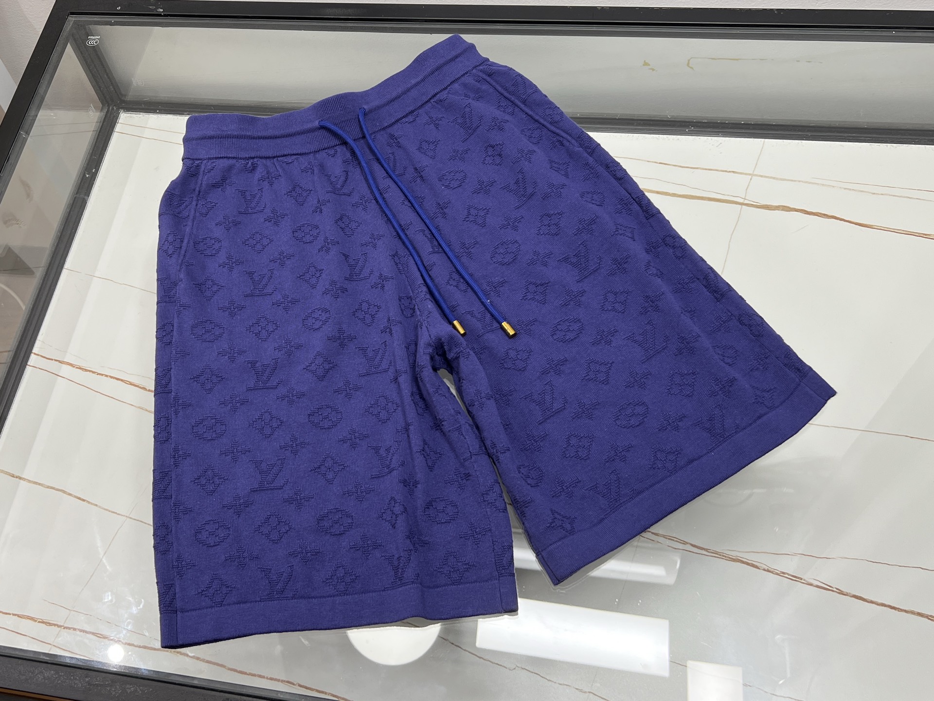 NO:860662,-26SS - The perfect fusion of comfort and trend in knitted fashionable casual pants. Knitted fashionable casual pants are an excellent choice for daily wear. They are made of high-quality knitted fabric, which is soft and skin-friendly and has excellent breathability. Even if worn for a long time, the skin can breathe freely without feeling stuffy.  In terms of design, it follows the fashion trend and is simple yet individual. The length of the pants is just right, revealing the slender calves, which is both neat and casual. The loose version is not flattering to the figure, is tolerant, and can cleverly modify the leg lines. Whether it is paired with a simple T-shirt to create a casual daily style, or paired with a delicate shirt to create a casual fashion sense, it can be easily controlled, allowing you to go out confidently on different occasions and show your unique charm.  Ready for sale blue S-XL, Louis Vuitton-clothing, louis vuitton, shirts, tees, t-shirt,19860909-26SS——针织时尚休闲中裤舒适与潮流的完美融合 针织时尚休闲中裤,是日常穿搭的绝佳之选.它采用优质针织面料,触感柔软亲肤,透气性极佳,即便长时间穿着,也能让肌肤自由呼吸,毫无闷热感. 在设计上,它紧跟时尚潮流,简约而不失个性.恰到好处的中裤长度,露出纤细小腿,既显利落又添几分随性.宽松的版型不挑身材,包容性强,能巧妙修饰腿部线条.无论是搭配简约的T恤,打造休闲日常风；还是配上精致的衬衫,营造出轻熟的时尚感,它都能轻松驾驭,让你在不同场合都能自信出街,展现独特魅力. 现货发售蓝色S-XL,路易威登-服装,louis vuitton,shirts,tees，t-shirt,,Women's clothing