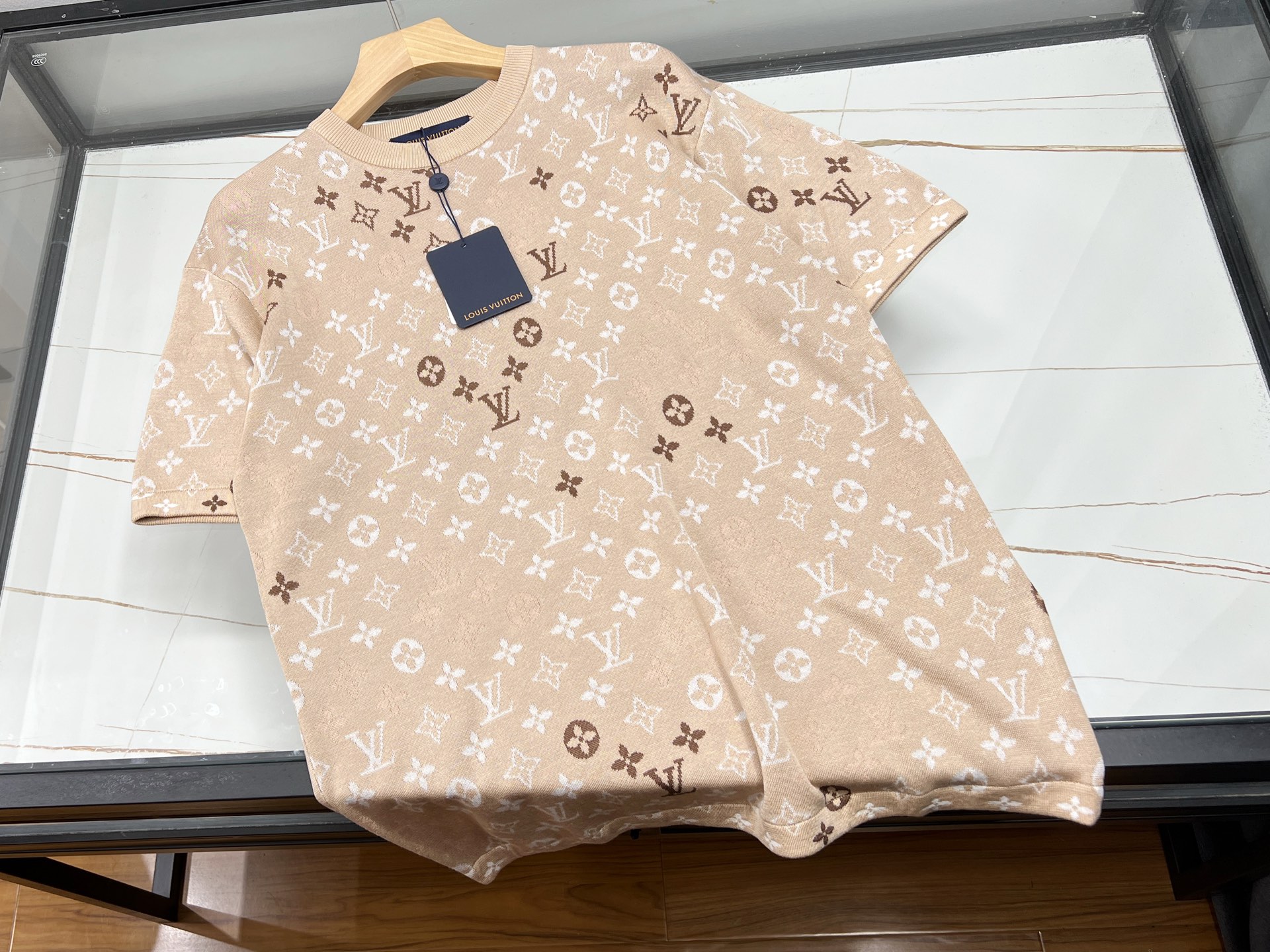 NO:860639,-26SS——— Letter jacquard knitted short-sleeved shirt, the new summer fashion favorite. How can a summer wardrobe be without this lettered jacquard knitted short-sleeved shirt!  It breaks the rules with its unique design and cleverly integrates letter elements into jacquard craftsmanship. Every detail shows your personality and attitude, easily making you stand out from the crowd. The knitted fabric is soft and skin-friendly, and has excellent breathability. Even in the hot summer, it allows the skin to breathe freely, saying goodbye to stuffiness and stickiness. The short-sleeved version is neat and refreshing, modifying the arm lines, showing flexibility and playfulness.  Whether paired with casual shorts to enjoy a relaxing time strolling on the street, or paired with a flowing long skirt to attend a summer party, it can be perfectly matched and add points to the overall look. A monogram jacquard knitted short-sleeve unlocks unlimited summer outfit possibilities, allowing you to easily become the focus of fashion!  Now on sale dark coffee S-XL, Louis Vuitton-clothing, louis vuitton, skirts, shorts, T-shirt,19860909-26SS———字母提花针织短袖,夏日时尚新宠 夏日衣橱怎能少了这件字母提花针织短袖！它以独特设计打破常规,将字母元素巧妙融入提花工艺,每一处细节都彰显个性态度,轻松让你在人群中脱颖而出. 针织面料柔软亲肤,透气性绝佳,即便在炎炎夏日,也能让肌肤自由呼吸,告别闷热黏腻.短袖版型利落清爽,修饰手臂线条,尽显灵动与俏皮. 无论是搭配休闲短裤,漫步街头享受惬意时光；还是配上飘逸长裙,出席夏日聚会,它都能完美适配,为整体造型加分.一件字母提花针织短袖,解锁夏日无限穿搭可能,让你轻松成为时尚焦点！ 现在发售深咖S-XL,路易威登-服装,louis vuitton,skirts,shorts,T-shirt,,Women's clothing