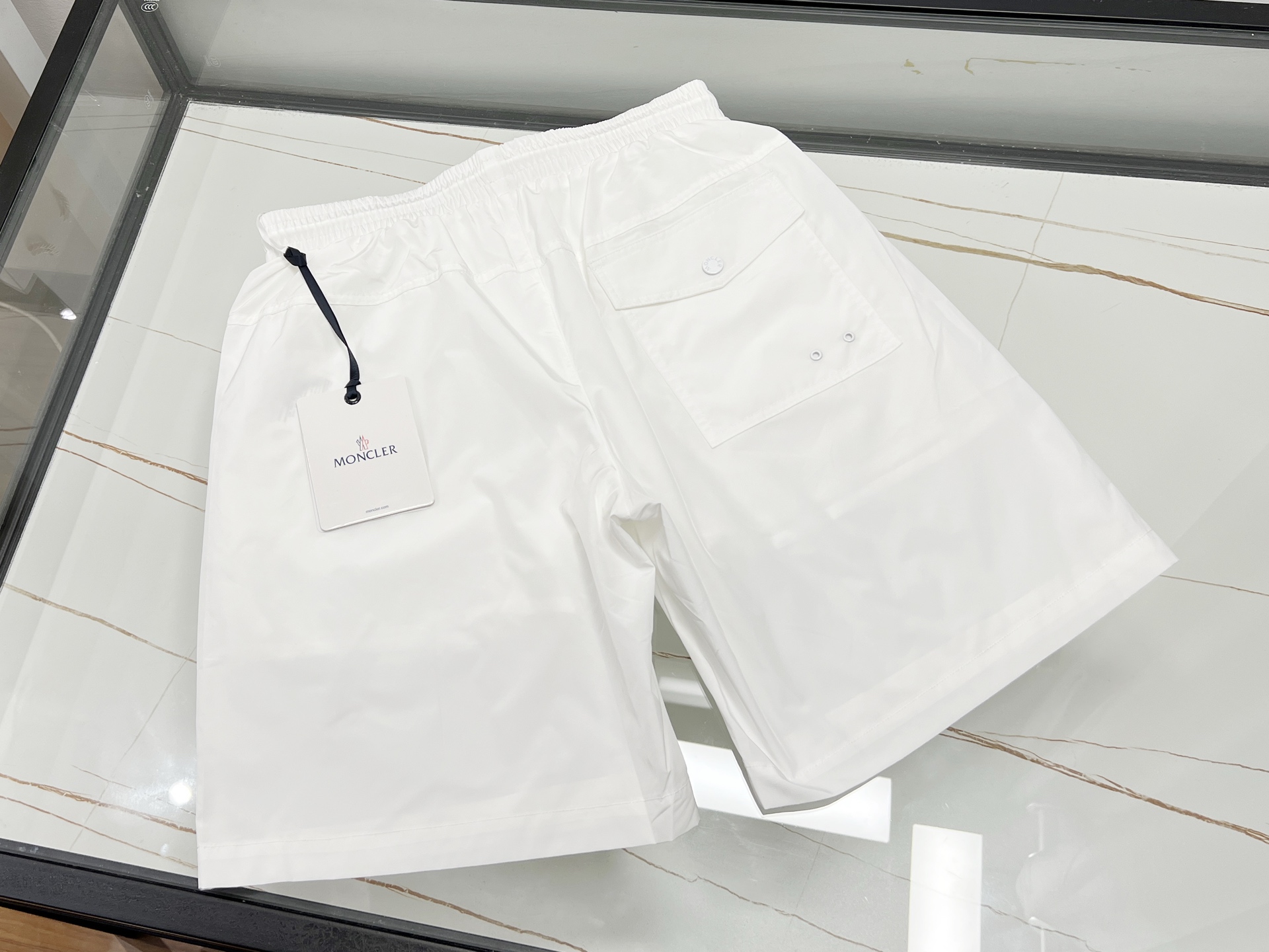 NO:860640,-26SS——Beach casual and fashionable mid-pants are a fashion tool for the seaside in summer. In the hot summer, beach casual and fashionable mid-pants are undoubtedly a must-have item for men on seaside vacations. Made of ice silk fabric, these mid-pants are soft and skin-friendly and elastic. They have excellent moisture-absorbing and sweat-permeable properties and can keep you cool and comfortable even under the scorching sun. The exquisite stitching technology and neat wiring highlight the quality. The elastic waistband design fits the body shape without restricting the belly. Whether you are walking on the beach or chasing waves, you can move freely without restraint.  Its versatile attributes make people fall in love with it. The simple and fashionable version can be easily paired with T-shirts, shirts or vests, instantly improving the overall look. The color options are rich and diverse, from fresh light blue to vibrant bright yellow, each one can become the most eye-catching scenery on the seaside. What is more worth mentioning is that these mid-pants have been treated with a special process and will not deform, shrink or fade after washing. Their durability is comparable to that of big brands, and the price-performance ratio is very high.  Whether you are surfing or leisurely sunbathing, these beach pants are a perfect fit, allowing you to enjoy summer fun while showing your unique taste and trendy attitude. Wear them, let the sea breeze caress your trouser legs, and let the sun shine all over your body. This summer, walk with freedom and fashion!  Two colors M-XXXL, Moncler, shirts, tees, t-shirt, available for sale now.19860909-26SS———沙滩休闲时尚中裤夏日海边的时尚利器 炎炎夏日,沙滩休闲时尚中裤无疑是男士们海边度假的必备单品.这款中裤采用冰丝面料,柔软亲肤且富有弹性,吸湿透汗性能极佳,即使烈日当空也能保持凉爽舒适.精致的车线工艺与工整走线彰显品质,松紧裤腰设计贴合身形不勒肚,无论是漫步沙滩还是追逐浪花,都能自在活动无束缚. 其百搭属性更让人爱不释手,简约时尚的版型轻松搭配T恤、衬衫或背心,瞬间提升整体造型感.色彩选择丰富多样,从清新浅蓝到活力明黄,每一款都能成为海边最亮眼的风景线.更值得一提的是,这款中裤经过特殊工艺处理,洗涤后不变形、不缩水、不掉色,耐用性堪比大牌,性价比超高. 无论是冲浪运动还是悠闲晒太阳,这条沙滩中裤都能完美适配,让你在享受夏日乐趣的同时,展现独特品味与潮流态度.穿上它,让海风轻拂裤脚,让阳光洒满全身,这个夏天,与自由和时尚同行！ 现货发售二色M-XXXL,蒙口-服装,Moncler,shirts,tees，t-shirt,,Women's clothing