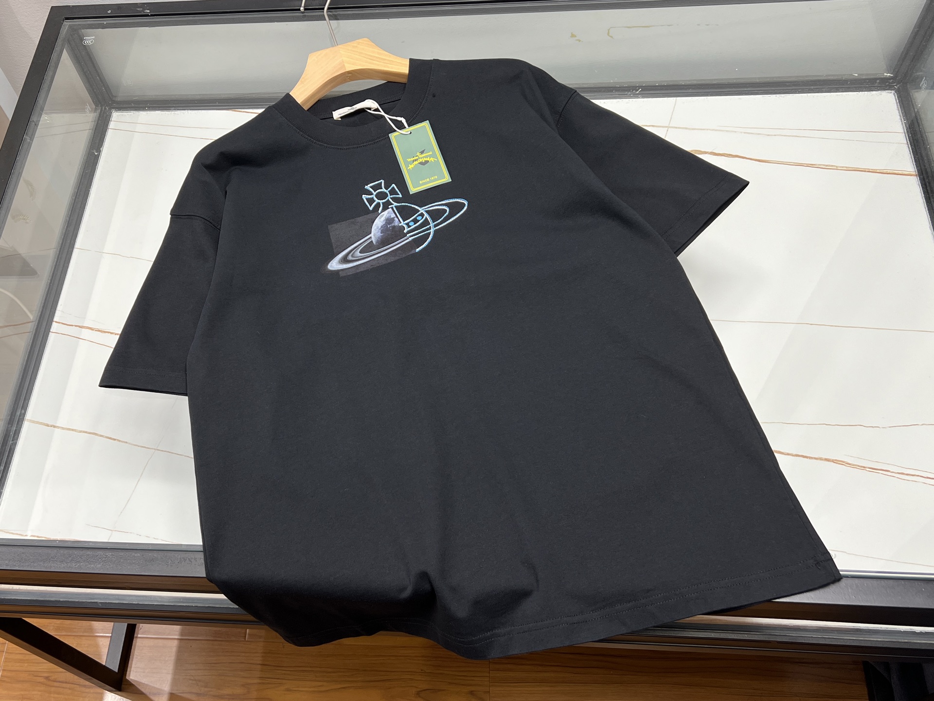 NO:860561,-26SS——Fashionable and casual short-sleeved style, a must-have item for summer. In the hot summer, a fashionable and casual short-sleeved style is an indispensable treasure in the wardrobe. With its light posture, it unlocks the ever-changing styles of summer, allowing you to stay fresh and energetic even in the heat wave.  This short-sleeved shirt is made of high-quality fabrics, soft and delicate to the touch, breathable but not stuffy, and fits like a second skin. In terms of design, it is simple yet individual. Whether it is a fresh and simple solid color model or a bold pattern model, it can satisfy your pursuit of fashion. In terms of colors, there is always one that can touch your heartstrings and make you stand out from the crowd.  Whether it is a casual date, outdoor activities, or daily street strolls, this short-sleeved shirt can make you the center of attention, showing confidence and charm. It is not only a piece of clothing, but also a reflection of attitude and lifestyle. Wear it to release your sunny charm and make summer more colorful!  Ready for sale black/white M-XXXL, men's and women's clothing, T-shirt,19860909-26SS——时尚休闲潮款短袖,夏日必备单品 夏日炎炎,一件时尚休闲的潮款短袖是衣橱里不可或缺的宝藏.它以轻盈的姿态,解锁夏日百变风格,让你在热浪中也能保持清爽与活力. 这款短袖,精选优质面料,触感柔软细腻,透气不闷热,仿佛第二层肌肤般贴合.设计上,简约而不失个性,无论是清新简约的纯色款,还是个性张扬的图案款,都能满足你对时尚的追求.色彩上,五彩斑斓,总有一款能触动你的心弦,让你在人群中脱颖而出. 无论是休闲约会、户外活动,还是日常街头漫步,这款短袖都能让你成为焦点,展现自信与魅力.它不仅是一件服装,更是一种态度和生活方式的体现.穿上它,释放你的阳光魅力,让夏日更加多彩！ 现货发售黑色/白色M-XXXL,男装女装,T-shirt,,Women's clothing
