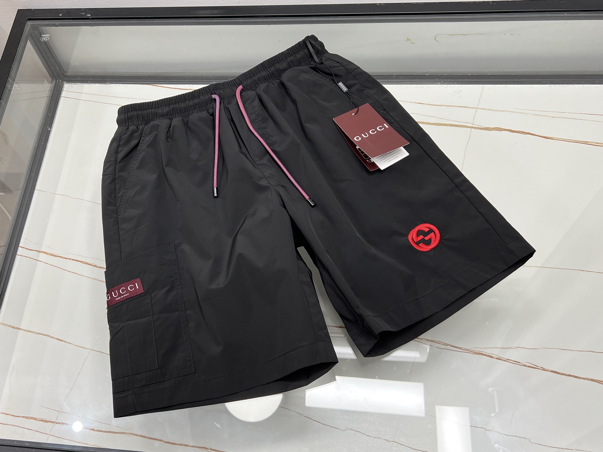 NO:860621,-26SS——Beach casual and fashionable mid-pants are a fashion tool for the seaside in summer. In the hot summer, beach casual and fashionable mid-pants are undoubtedly a must-have item for men on seaside vacations. Made of ice silk fabric, these mid-pants are soft and skin-friendly and elastic. They have excellent moisture-absorbing and sweat-permeable properties and can keep you cool and comfortable even under the scorching sun. The exquisite stitching technology and neat wiring highlight the quality. The elastic waistband design fits the body shape without restricting the belly. Whether you are walking on the beach or chasing waves, you can move freely without restraint.  Its versatile attributes make people fall in love with it. The simple and fashionable version can be easily paired with T-shirts, shirts or vests, instantly improving the overall look. The color options are rich and diverse, from fresh light blue to vibrant bright yellow, each one can become the most eye-catching scenery on the seaside. What is more worth mentioning is that these mid-pants have been treated with a special process and will not deform, shrink or fade after washing. Their durability is comparable to that of big brands, and the price-performance ratio is very high.  Whether you are surfing or leisurely sunbathing, these beach pants are a perfect fit, allowing you to enjoy summer fun while showing your unique taste and trendy attitude. Wear them, let the sea breeze caress your trouser legs, and let the sun shine all over your body. This summer, walk with freedom and fashion!  Ready for sale in two colors M-XXXL, Gucci-clothing, gucci, shirts, tees, t-shirt,19860909-26SS———沙滩休闲时尚中裤夏日海边的时尚利器 炎炎夏日,沙滩休闲时尚中裤无疑是男士们海边度假的必备单品.这款中裤采用冰丝面料,柔软亲肤且富有弹性,吸湿透汗性能极佳,即使烈日当空也能保持凉爽舒适.精致的车线工艺与工整走线彰显品质,松紧裤腰设计贴合身形不勒肚,无论是漫步沙滩还是追逐浪花,都能自在活动无束缚. 其百搭属性更让人爱不释手,简约时尚的版型轻松搭配T恤、衬衫或背心,瞬间提升整体造型感.色彩选择丰富多样,从清新浅蓝到活力明黄,每一款都能成为海边最亮眼的风景线.更值得一提的是,这款中裤经过特殊工艺处理,洗涤后不变形、不缩水、不掉色,耐用性堪比大牌,性价比超高. 无论是冲浪运动还是悠闲晒太阳,这条沙滩中裤都能完美适配,让你在享受夏日乐趣的同时,展现独特品味与潮流态度.穿上它,让海风轻拂裤脚,让阳光洒满全身,这个夏天,与自由和时尚同行！ 现货发售二色M-XXXL,古驰-服装,gucci,shirts,tees，t-shirt,,Women's clothing
