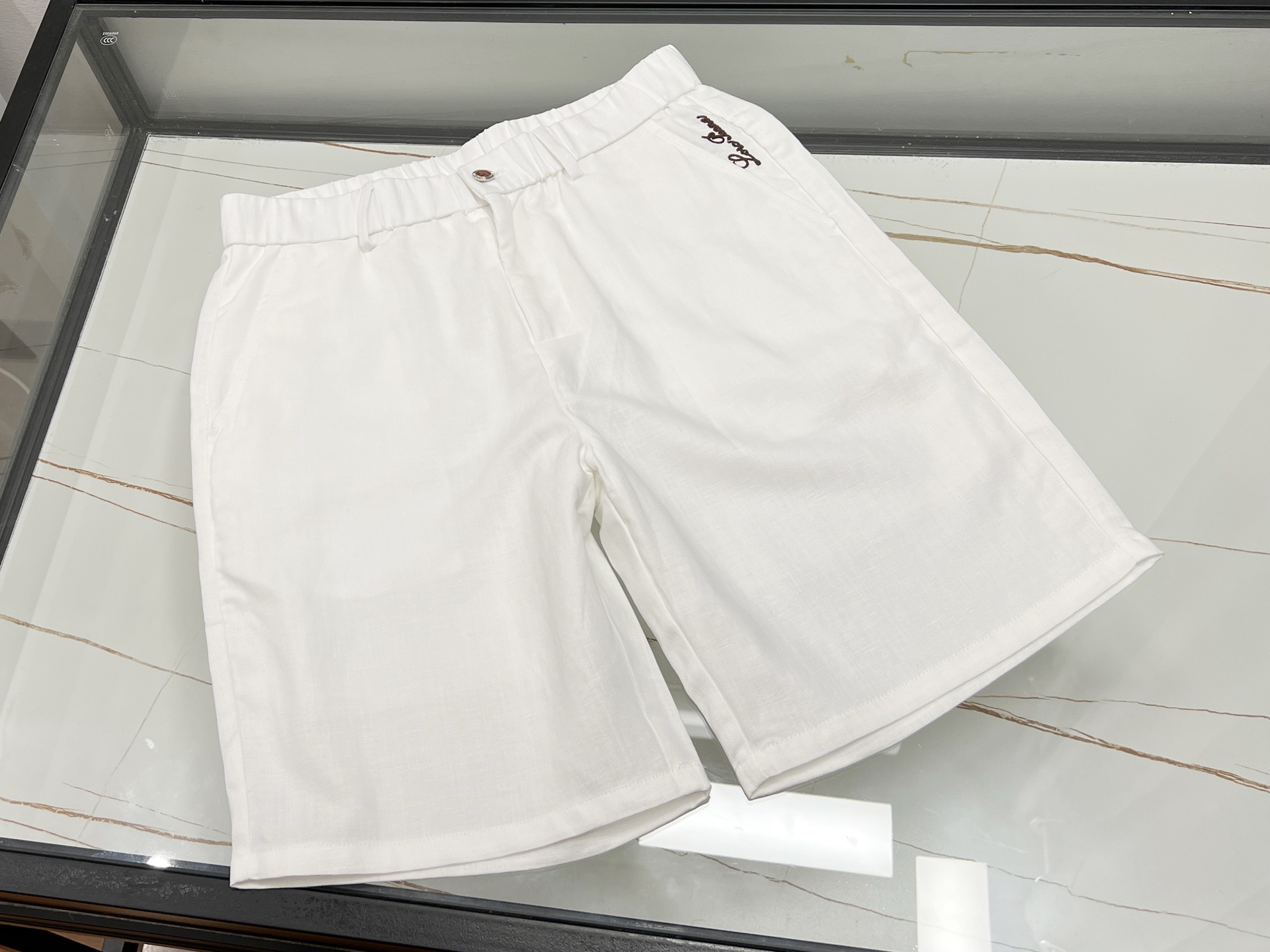 NO:861842,-26SS—Ama’s fashionable and casual shorts are a must-have item for your summer wardrobe!  It breaks the rules with its unique design and incorporates current popular elements to create a unique trend. The high-quality fabrics are selected, soft and skin-friendly and breathable, allowing you to stay dry and comfortable in the hot summer. The shorts are crisp and neatly cut, which can not only modify the shape of the legs, but also appear casual and natural.  In. Whether it is paired with a simple T-shirt to show a casual daily style; or paired with a personalized shirt to create a street trend, you can easily control it. Multiple colors are available to meet different dressing needs, allowing you to easily become the focus of the street with a pair of shorts this summer and release unlimited fashion charm!  Available now in three colors 31-32-33-34-35-36, men's clothing, shorts, shirts, tees, t-shirt,19860909-26SS———阿麻时尚休闲潮款短裤,是夏日衣橱的必备单品！它以独特设计打破常规,融合当下流行元素,打造出别具一格的潮流感.精选优质面料,柔软亲肤且透气性佳,让你在炎炎夏日也能保持干爽舒适.短裤版型挺括,剪裁利落,既能修饰腿型,又显随性自在.无论是搭配简约T恤,展现休闲日常风；还是配上个性衬衫,打造街头潮流范,都能轻松驾驭.多色可选,满足不同穿搭需求,让你在这个夏天凭借一条短裤,轻松成为街头焦点,释放无限时尚魅力！ 现货发售三色31-32-33-34-35-36,男装,shorts,shirts,tees，t-shirt,,Women's clothing
