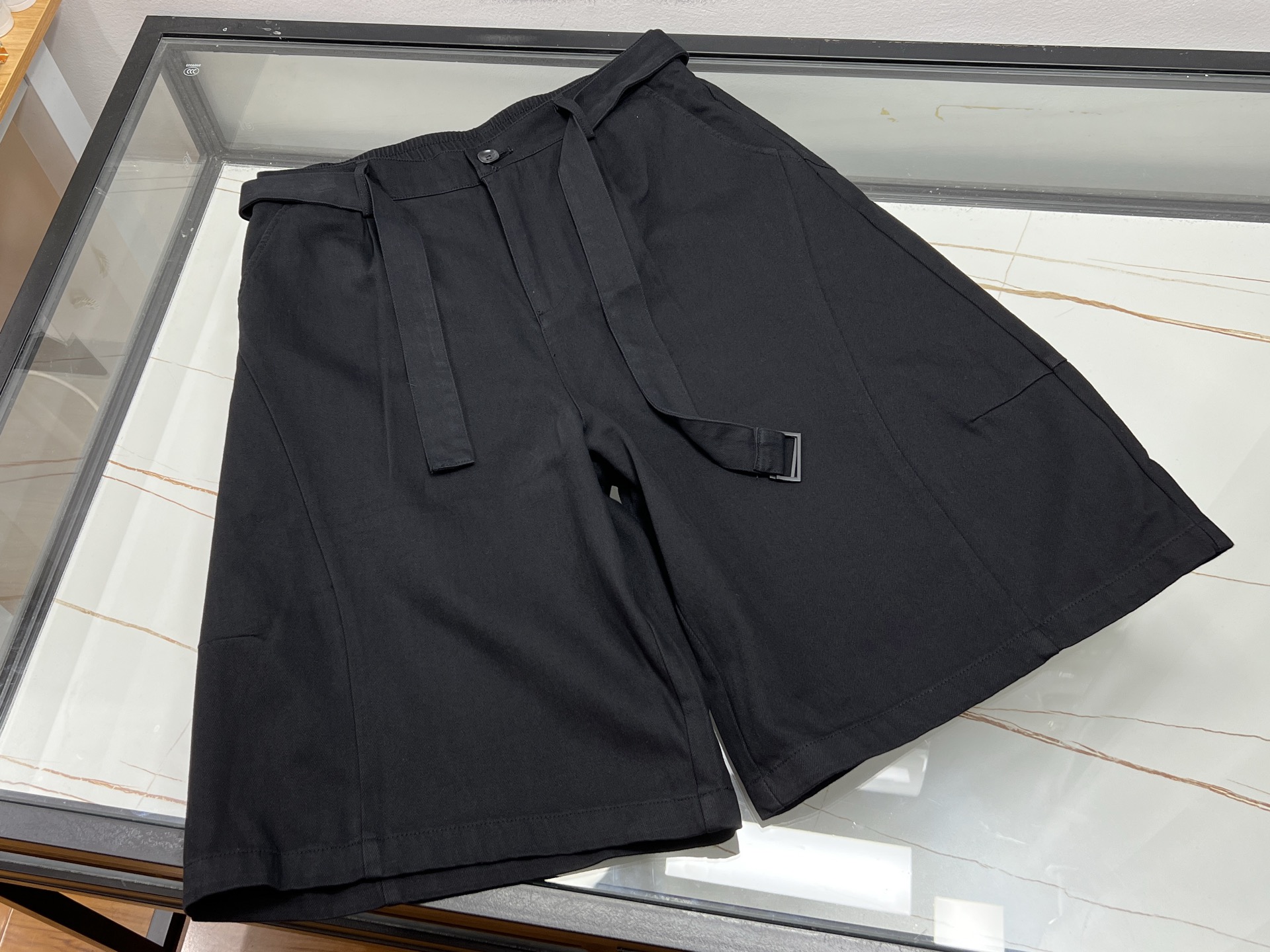 NO:861820,-26SS———Fashionable and casual lettered mid-pants, unlocking new summer trends. These fashionable and casual lettered mid-pants are a must-have trendy item in the summer wardrobe!  Selected high-quality fabrics are soft to the skin and have excellent breathability, allowing you to stay dry and comfortable even in the hot summer. The unique design is one of its highlights. The pants are cleverly integrated with trendy lettering elements, either simple and elegant, or bold and individual, adding a sense of fashion and recognition to the overall look. The loose fit does not restrict your body shape, allowing you to move freely without any sense of restraint, whether it is sports, traveling or daily shopping.  It is also very worry-free to match. Pair it with a simple T-shirt and sneakers to easily create a casual style; put on a shirt and small leather shoes, and it can instantly become a fashionable commuting outfit. This summer, with these letter pants, you can easily become the focus of the street and lead the fashion trend!  Two colors in stock XS-S-M-L, Valentino-clothing, valentino, sneakers, shirts, tees, t-shirt,19860909-26SS———时尚休闲字母潮款中裤,解锁夏日新风尚 这款时尚休闲字母中裤,是夏日衣橱的必备潮品！精选优质面料,触感柔软亲肤,透气性绝佳,即使炎炎夏日也能保持干爽舒适. 独特的设计是它的一大亮点,裤身巧妙融入潮流字母元素,或简约大气,或个性张扬,为整体造型增添了时尚感与辨识度.宽松的版型不挑身材,无论是运动、出游还是日常逛街,都能让你活动自如,毫无束缚感. 搭配上也十分省心,配上一件简约T恤和运动鞋,轻松打造休闲随性风；换上衬衫和小皮鞋,又能秒变时尚通勤装.这个夏天,有这条字母中裤相伴,让你轻松成为街头焦点,引领时尚潮流！ 现货二色XS-S-M-L,华伦天奴-服装,valentino,sneakers,shirts,tees，t-shirt,,Women's clothing