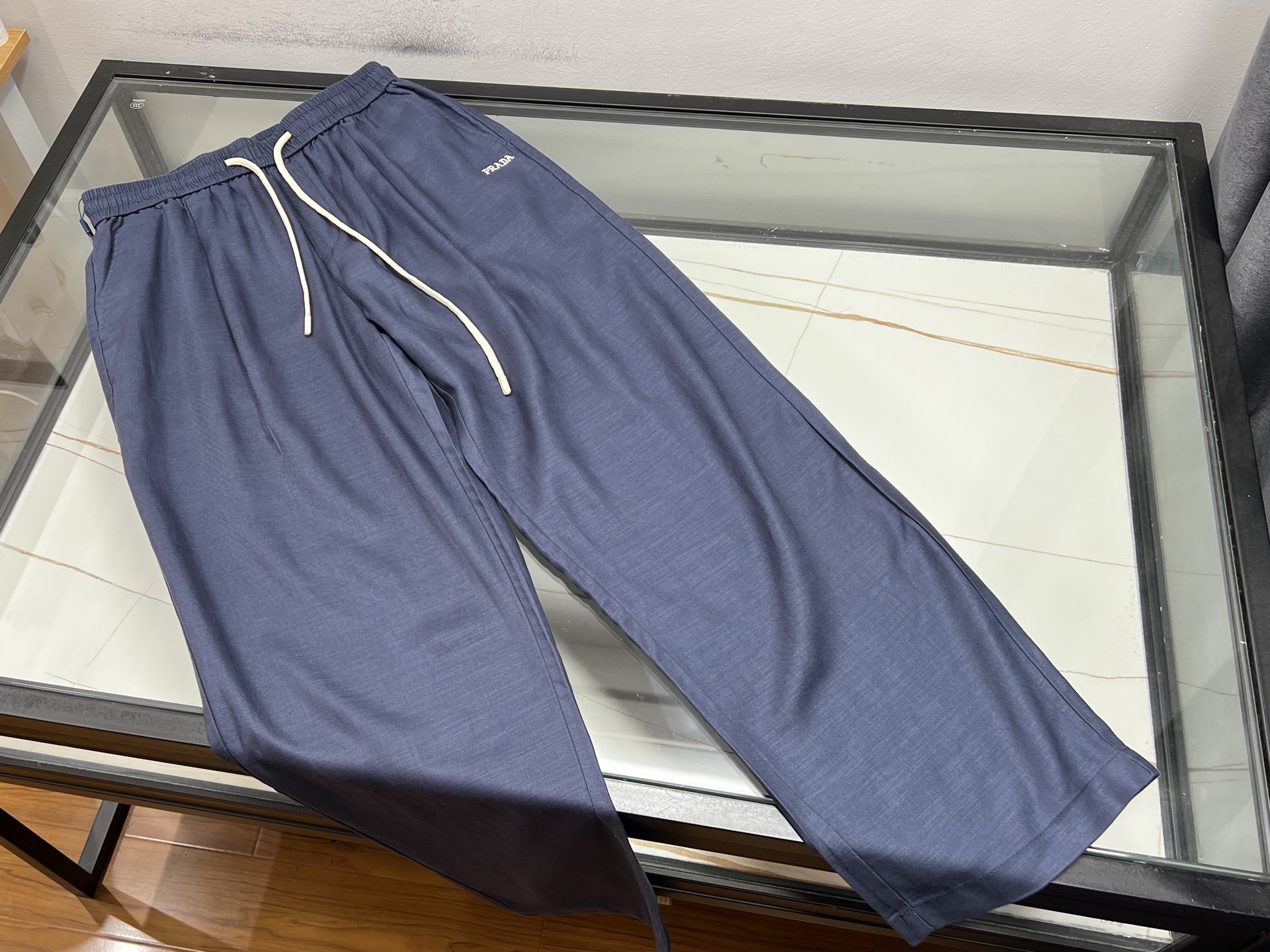 NO:861798,-26SS——H Tencel and linen scimitar fashion pants, unlocking new summer fashion. These Tencel and linen scimitar fashion pants are simply a treasure item in the summer wardrobe!  Tencel and linen blended fabric has the silky coolness of Tencel and the breathability and dryness of linen. It is super comfortable to wear next to the body, as if it is being blown by the breeze. The unique scimitar cut design fits the leg lines, cleverly modifies the leg shape, visually lengthens the leg proportions, and makes it easy to have long legs. Whether it is paired with a simple T-shirt or a fashionable shirt, it can be easily worn, suitable for leisure and commuting, allowing you to stand out from the crowd and show your unique charm.  Ready for sale blue XS-S-M-L, Prada-clothing, prada, shirts, tees, t-shirt,19860909-26SS——H天丝麻弯刀时尚裤,解锁夏日新风尚 这款天丝麻料弯刀时尚裤,简直是夏日衣橱的宝藏单品！天丝麻混纺面料,既有天丝的丝滑凉爽,又有麻的透气干爽,贴身穿超舒服,仿佛被微风轻拂. 独特的弯刀剪裁设计,贴合腿部线条,巧妙修饰腿型,视觉上拉长腿部比例,轻松拥有大长腿.无论是搭配简约T恤,还是时尚衬衫,都能轻松驾驭,休闲通勤两相宜,让你在人群中脱颖而出,展现独特魅力. 现货发售蓝色XS-S-M-L,普拉达-服装,prada,shirts,tees，t-shirt,,Women's clothing
