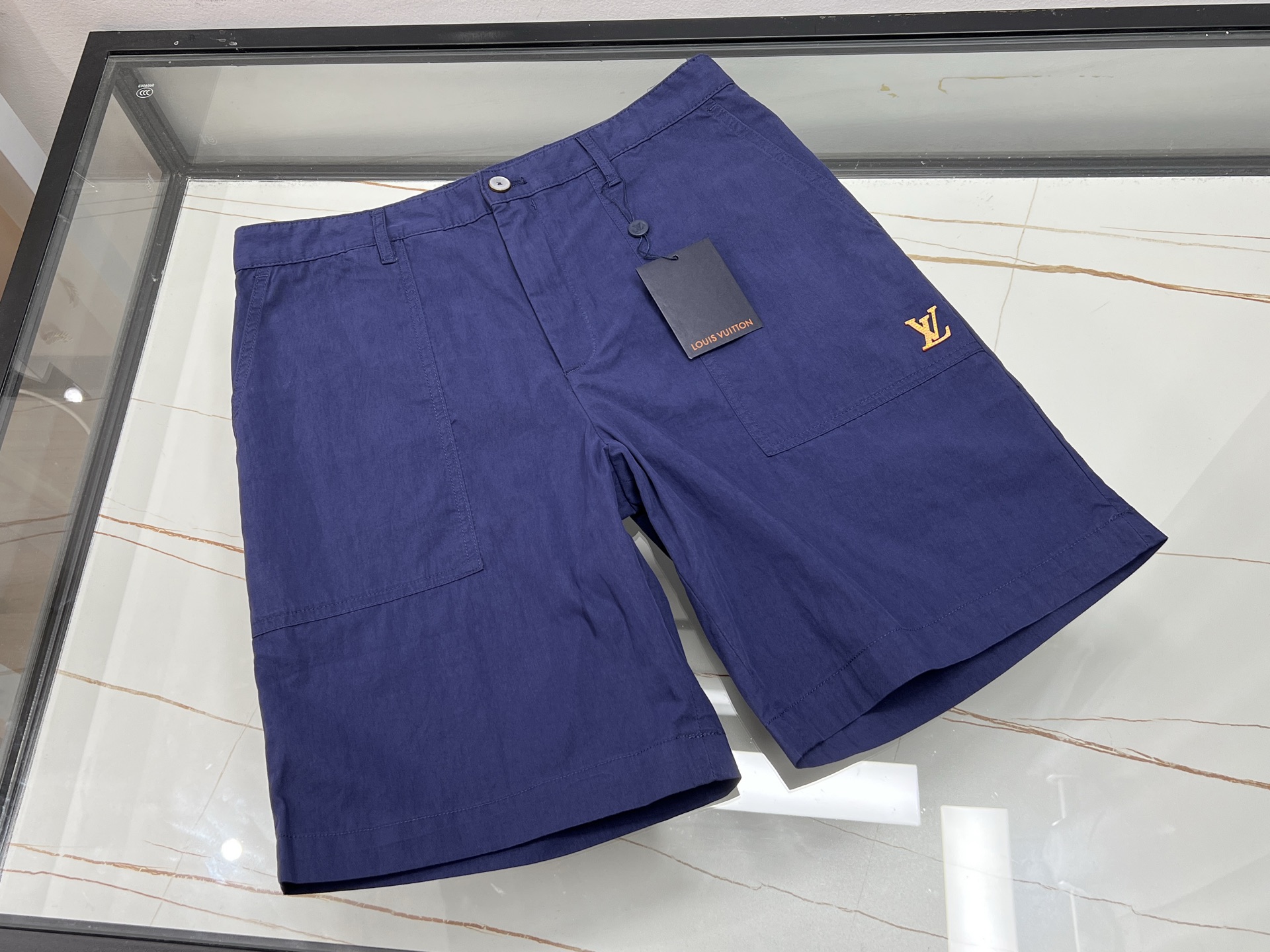NO:861777,-26SS————The new favorite of summer fashion, casual workwear mid-pants. Fashionable casual workwear style is coming strongly in summer, and these mid-pants are a great tool for going out on the street. It is made of high-quality fabrics, is light and breathable, and allows the skin to breathe freely in the hot summer, saying goodbye to the stuffiness and stickiness.  The classic workwear style has neat and smooth lines. The multi-pocket design is not only practical, but also adds a bit of toughness and casualness, easily creating a street trendy look. The length of the mid-pants is just right, revealing the slender calves, visually elongating the leg lines, making you look taller and slimmer.  Whether it is paired with a simple white T-shirt, a trendy printed shirt, or a refreshing vest, it can create a different fashion spark. Whether it is walking on the street, gathering with friends, or outdoor sports, it can be perfectly adapted, allowing you to easily become the center of attention in summer. Available now in blue S-XL, Louis Vuitton-clothing, louis vuitton, shirts, tees, t-shirt,19860909-26SS———夏日时尚新宠休闲工装中裤 时尚休闲工装风在夏日强势来袭,这款中裤堪称出街利器.它精选优质面料,轻薄透气,在炎炎夏日也能让肌肤畅快呼吸,告别闷热黏腻. 经典的工装版型,线条利落流畅,多口袋设计不仅实用,还增添了几分硬朗与随性,轻松打造出街头潮人范.中裤长度恰到好处,露出纤细小腿,视觉上拉长腿部线条,显高又显瘦. 无论是搭配简约的白色T恤,还是潮流的印花衬衫,亦或是清爽的背心,都能碰撞出不一样的时尚火花.无论是漫步街头、朋友聚会,还是户外运动,它都能完美适配,让你在夏日轻松成为焦点. 现货发售蓝色S-XL,路易威登-服装,louis vuitton,shirts,tees，t-shirt,,Women's clothing