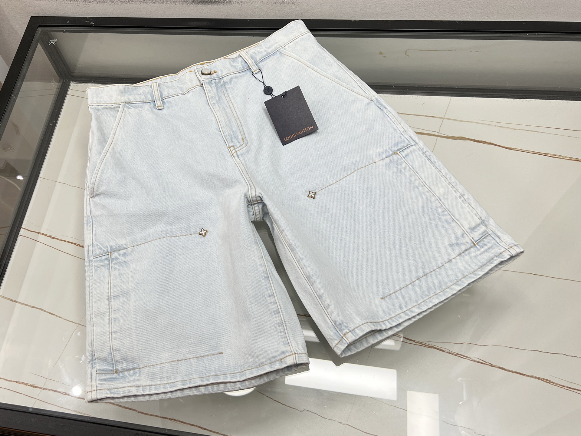 NO:861755,-26SS - Casual pants with embroidered letters, a perfect fusion of fashion and comfort. Casual pants with embroidered letters are an excellent choice for daily wear. The pants are made of high-quality fabrics, which are soft to the touch and skin-friendly, and have good breathability, allowing you to stay dry and comfortable at all times in the summer.  The uniqueness lies in its exquisite embroidered letter design, with smooth letter lines and delicate stitching, which adds a sense of fashion and personality to the simple trousers. The mid-length trousers are loose and moderate in shape, not flattering on the body shape, and can move freely without restraint. Whether paired with a simple T-shirt to show casualness or a shirt to create a casual style, it can be easily controlled. Whether you are strolling on the street, exercising, or relaxing at home, wearing it will make you comfortable and fashionable, and easily become the focus of the crowd.  Ready for sale light blue S-XL, Louis Vuitton-clothing, Louis Vuitton, shirts, tees, t-shirt,19860909-26SS——刺绣字母休闲中裤时尚与舒适的完美融合 这款刺绣字母休闲中裤,是日常穿搭的绝佳之选.裤身精选优质面料,触感柔软亲肤,透气性佳,让你在夏日也能时刻保持干爽自在. 独特之处在于其精致的刺绣字母设计,字母线条流畅,针法细腻,为简约的裤子增添了几分时尚感与个性魅力.中裤版型宽松适度,不挑身材,活动自如无束缚.无论是搭配简约T恤,展现休闲随性；还是配上衬衫,营造出轻熟风格,它都能轻松驾驭.无论是漫步街头、运动健身,还是居家休闲,穿上它,都能让你自在又时尚,轻松成为人群中的焦点. 现货发售浅蓝S-XL,路易威登-服装,louis vuitton,shirts,tees，t-shirt,,Women's clothing