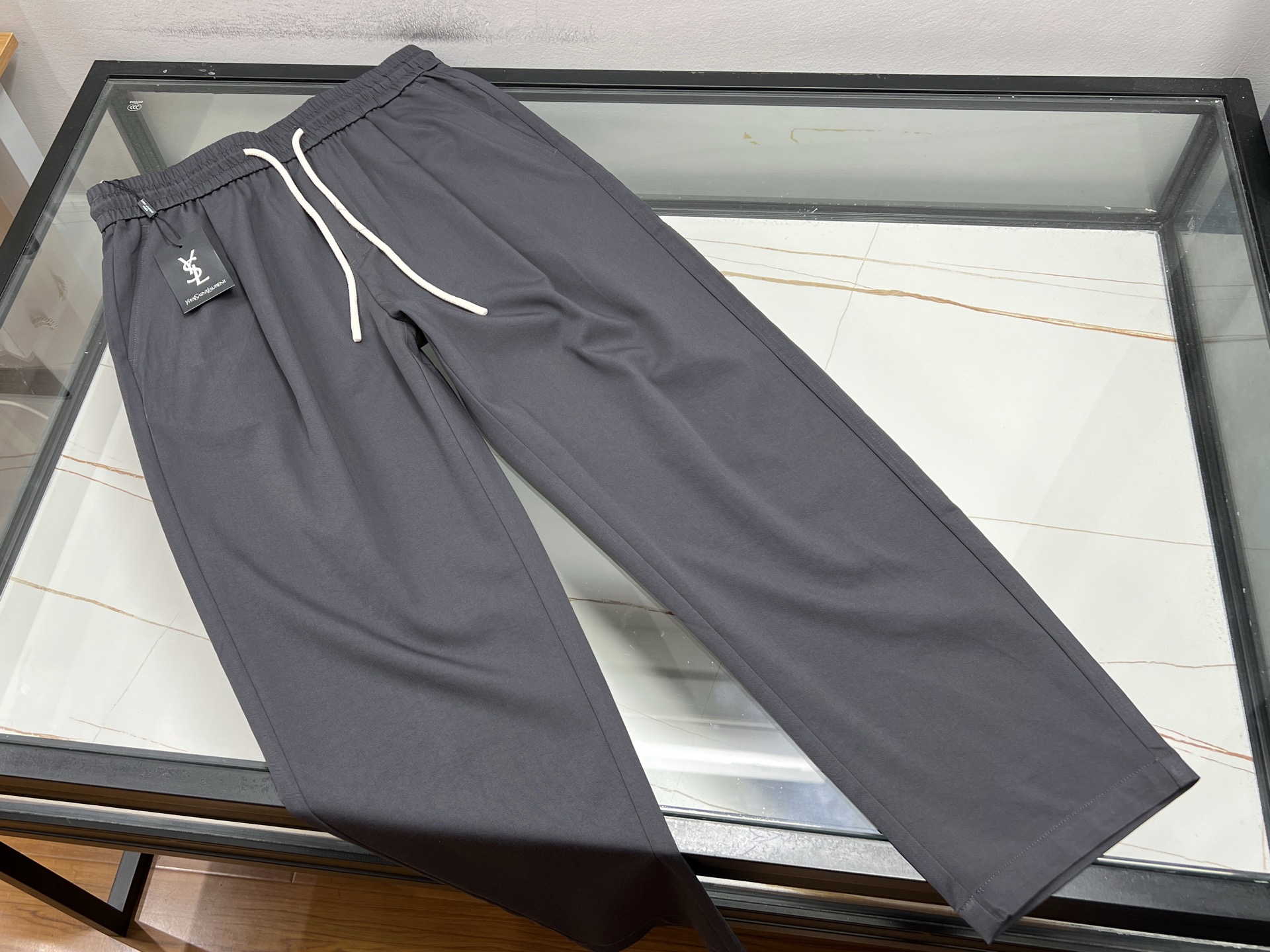 NO:870325,-26SS——H Tencel and linen scimitar fashion pants, unlocking new summer fashion. These Tencel and linen scimitar fashion pants are simply a treasure item in the summer wardrobe!  Tencel and linen blended fabric has the silky coolness of Tencel and the breathability and dryness of linen. It is super comfortable to wear next to the body, as if it is being blown by the breeze. The unique scimitar cut design fits the leg lines, cleverly modifies the leg shape, visually lengthens the leg proportions, and makes it easy to have long legs. Whether it is paired with a simple T-shirt or a fashionable shirt, it can be easily worn, suitable for leisure and commuting, allowing you to stand out from the crowd and show your unique charm.  Ready for sale gray XS-S-M-L, Hermès-clothing, hermes, shirts, tees, t-shirt,19860909-26SS——H天丝麻弯刀时尚裤,解锁夏日新风尚 这款天丝麻料弯刀时尚裤,简直是夏日衣橱的宝藏单品！天丝麻混纺面料,既有天丝的丝滑凉爽,又有麻的透气干爽,贴身穿超舒服,仿佛被微风轻拂. 独特的弯刀剪裁设计,贴合腿部线条,巧妙修饰腿型,视觉上拉长腿部比例,轻松拥有大长腿.无论是搭配简约T恤,还是时尚衬衫,都能轻松驾驭,休闲通勤两相宜,让你在人群中脱颖而出,展现独特魅力. 现货发售灰色XS-S-M-L,爱马仕-服装,hermes,shirts,tees，t-shirt,,Women's clothing