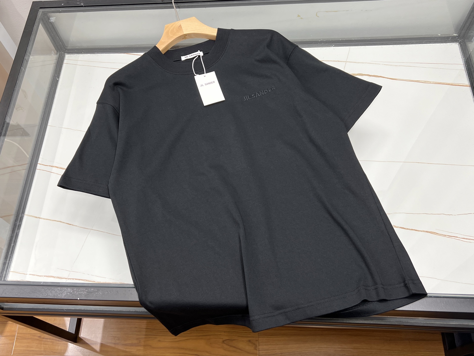 NO:870012,-26SS————The perfect fusion of fashion and comfort with flocked letter casual short sleeves. This flocked letter casual short sleeve is an indispensable fashion item in the wardrobe. It is made of high-quality fabrics, soft to the touch and skin-friendly, and has good breathability. Even in the hot summer, it can keep you dry and comfortable at all times.  Its uniqueness lies in the exquisite flocked letter design on the chest, which is full of three-dimensionality and adds trendy elements and individual charm to the simple short-sleeves. Whether it is worn with jeans to show a casual and carefree look, or with a short skirt to look sweet and playful, it can be easily worn. Wear it in casual occasions, it is comfortable and eye-catching; choose it for daily outings, simple but stylish. A short-sleeved shirt with multiple styles can meet your dressing needs in different scenes, allowing you to easily become the focus of the crowd.  Ready for sale in two colors M-XXXL, men's clothing, skirts, jeans, T-shirt,19860909-26SS———植绒字母休闲短袖时尚与舒适的完美融合 这款植绒字母休闲短袖,是衣橱里不可或缺的时尚单品.精选优质面料,触感柔软亲肤,透气性佳,即便在炎炎夏日,也能让你时刻保持干爽自在. 其独特之处在于胸前精致的植绒字母设计,立体感十足,为简约的短袖增添了潮流元素与个性魅力.无论是搭配牛仔裤展现随性洒脱,还是配短裙营造甜美俏皮,它都能轻松驾驭.休闲场合穿它,自在又吸睛；日常出街选它,简约却有范儿.一件短袖,多种风格,满足你不同场景的穿搭需求,让你轻松成为人群中的焦点. 现货发售二色M-XXXL,男装,skirts,jeans,T-shirt,,Women's clothing