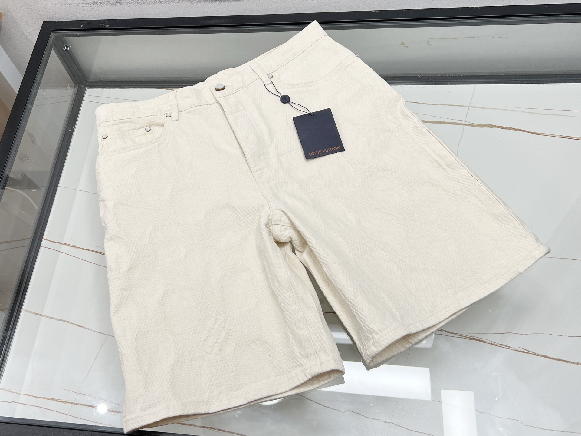 NO:870397,-26SS - An eye-catching tool for trendy travel, these letter fashion diamond trousers are undoubtedly a must-have for fashionistas' wardrobes. Its unique diamond texture breaks the rules, adds three-dimensionality and layering to the overall shape, and highlights an uninhibited personality. The letters elements cleverly integrated into the pants can be eye-catching or low-key embellishments, instantly improving the fashion index and easily becoming the focus when walking on the street.  The length of the mid-pants is just right, exposing the slender calves, showing a refreshing and neat appearance without losing the elegance. The high-quality fabric is soft and skin-friendly, has good breathability, is comfortable to wear and moves freely. Whether paired with a simple T-shirt to create a casual and casual style; or paired with a refined shirt to create an urban fashion sense, it can be perfectly adapted to help you easily control various occasions and start a new fashionable travel experience. Beige S-M-L-XL, Louis Vuitton-Clothing, Louis  vuitton,shirts,tees,t-shirt,19860909-26SS——字母时尚菱格中裤潮流出行的吸睛利器 这款字母时尚菱格中裤,无疑是时尚达人的衣橱必备.其独特的菱格纹理,打破常规,为整体造型增添立体感与层次感,彰显出不羁的个性态度.裤身上巧妙融入的字母元素,或醒目张扬,或低调点缀,瞬间提升时尚指数,走在街头轻松成为焦点. 中裤的长度恰到好处,露出修长小腿,既展现出清爽利落,又不失优雅气质.优质面料柔软亲肤,透气性佳,穿着舒适自在,活动自如.无论是搭配简约T恤,打造休闲随性风；还是配上精致衬衫,塑造都市时尚感,它都能完美适配,助你轻松驾驭各种场合,开启时尚出行新体验. 现货发售米色S-M-L- XL,路易威登-服装,louis vuitton,shirts,tees，t-shirt,,Women's clothing