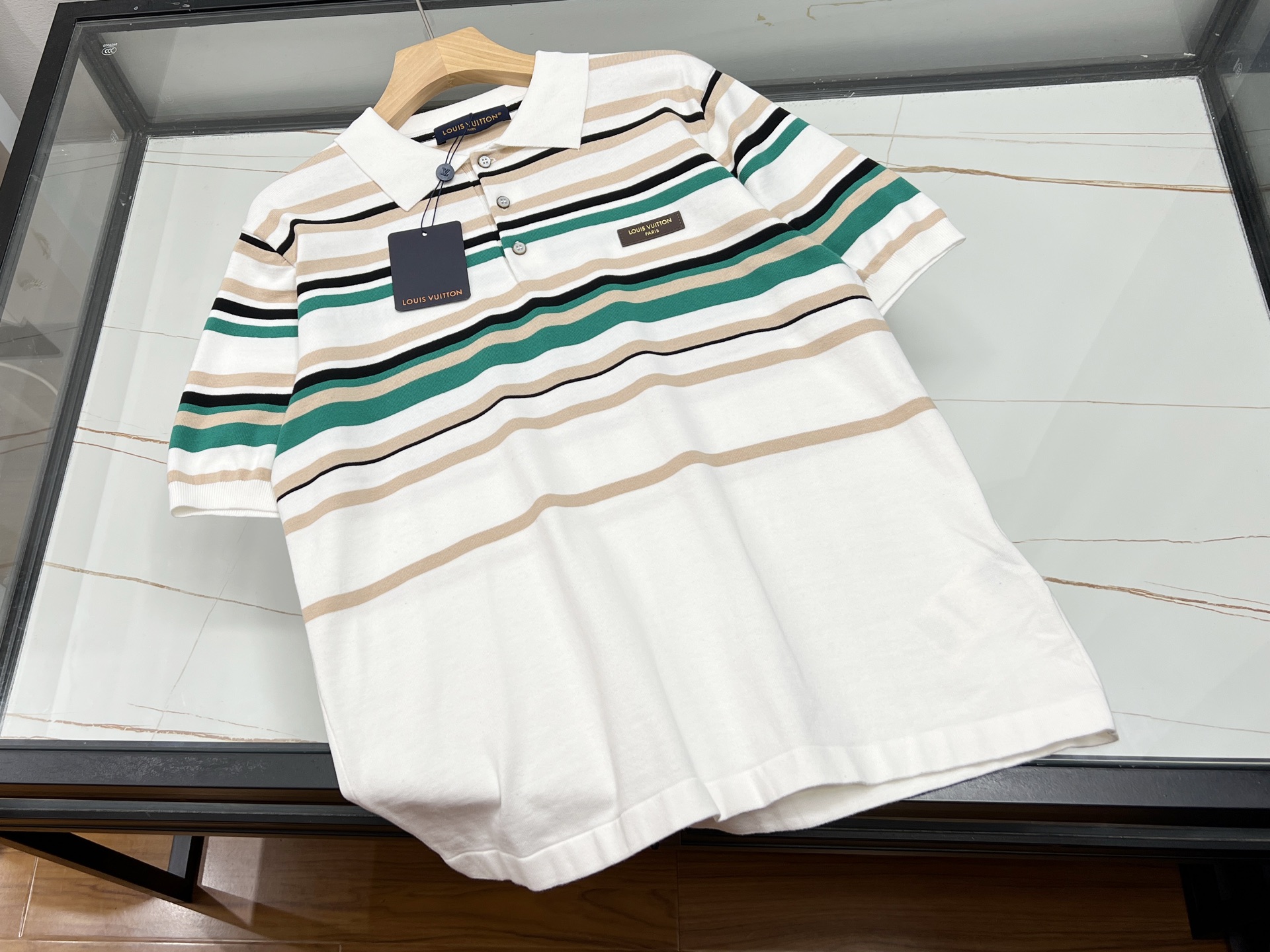 NO:870379,-26SS - Alphabet fashionable knitted casual short sleeves, unlocking the summer trend code. This alphabet fashionable knitted casual short sleeves is undoubtedly a must-have item in this summer's wardrobe. Selected high-quality knitted fabrics are soft and skin-friendly, and have excellent breathability. Even in the hot summer, the skin can breathe freely and stay dry and comfortable at all times.  The design of the letter elements on the short sleeves is unique, either simple and elegant, or individualistic, adding fashion highlights and youthful vitality to the overall look. The slim fit cleverly outlines the body shape and shows clean lines; the loose style creates a lazy and casual atmosphere to meet different style preferences. Whether it is paired with jeans to create a casual street style or combined with a short skirt to create a sweet and girly look, it can be easily controlled, allowing you to confidently stand out in various occasions and become the focus of fashion among the crowd. Available now in white S-  XL,Louis Vuitton-clothing,louis vuitton,skirts,jeans,T-shirt,19860909-26SS——字母时尚针织休闲短袖,解锁夏日潮流密码 这款字母时尚针织休闲短袖,无疑是今夏衣橱的必备单品.精选优质针织面料,柔软亲肤,透气性绝佳,即便在炎炎夏日,也能让肌肤畅快呼吸,时刻保持干爽舒适. 短袖上的字母元素设计独具匠心,或简约大气,或个性张扬,为整体造型增添了时尚亮点与青春活力.修身版型巧妙勾勒身形,展现利落线条；宽松款式则营造慵懒随性氛围,满足不同风格喜好. 无论是搭配牛仔裤,打造休闲街头风；还是与短裙组合,演绎甜美少女感,它都能轻松驾驭,让你在各种场合都能自信出彩,成为人群中的时尚焦点. 现货发售白色S- XL,路易威登-服装,louis vuitton,skirts,jeans,T-shirt,,Women's clothing